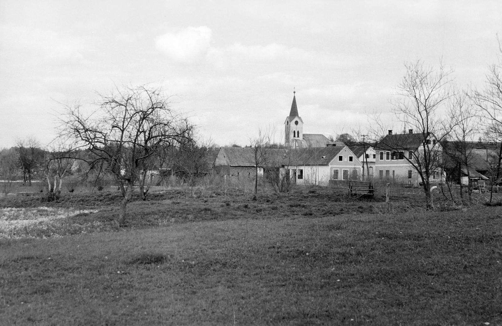 Hungary, untitled, háttérben a Sarlós Boldogasszony-templom., 1961, Gazda Anikó, Fortepan #308278