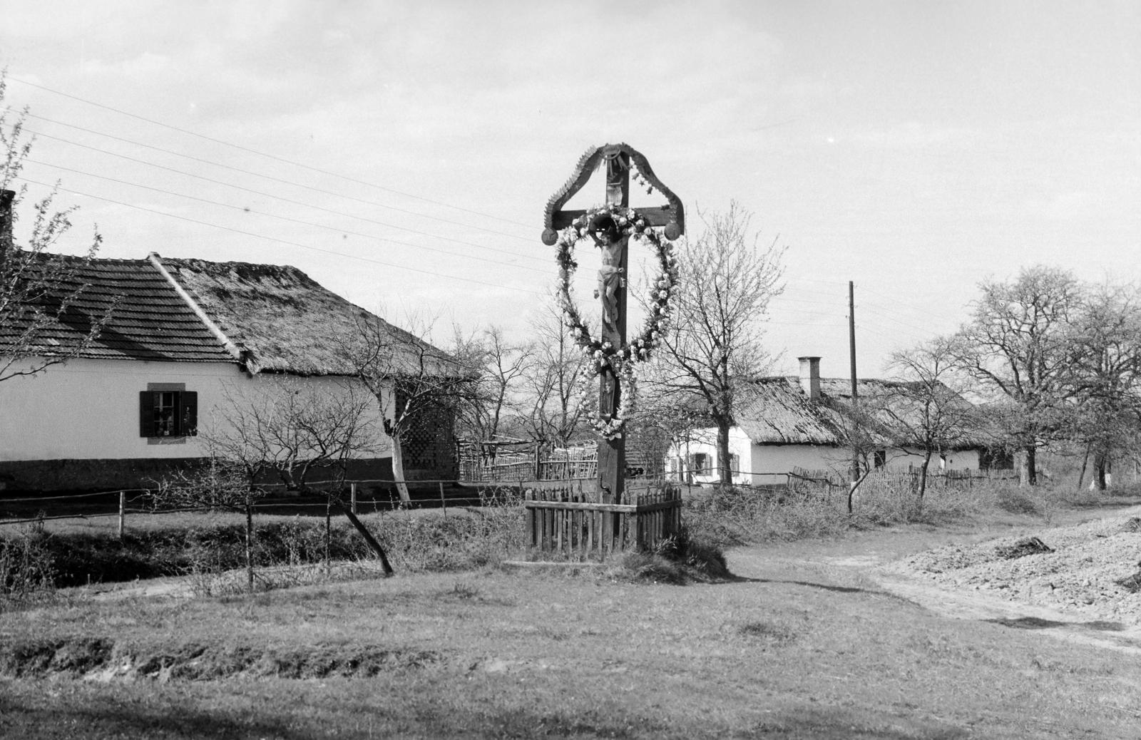 Hungary, untitled, feszület., 1961, Gazda Anikó, Best of, cross, crucifix, wreath, Fortepan #308280