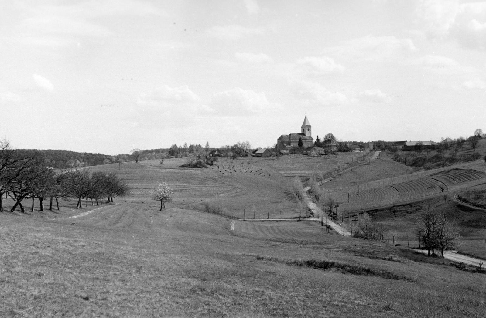 Hungary, untitled, szemben a Harding Szent István-templom., 1961, Gazda Anikó, Fortepan #308281