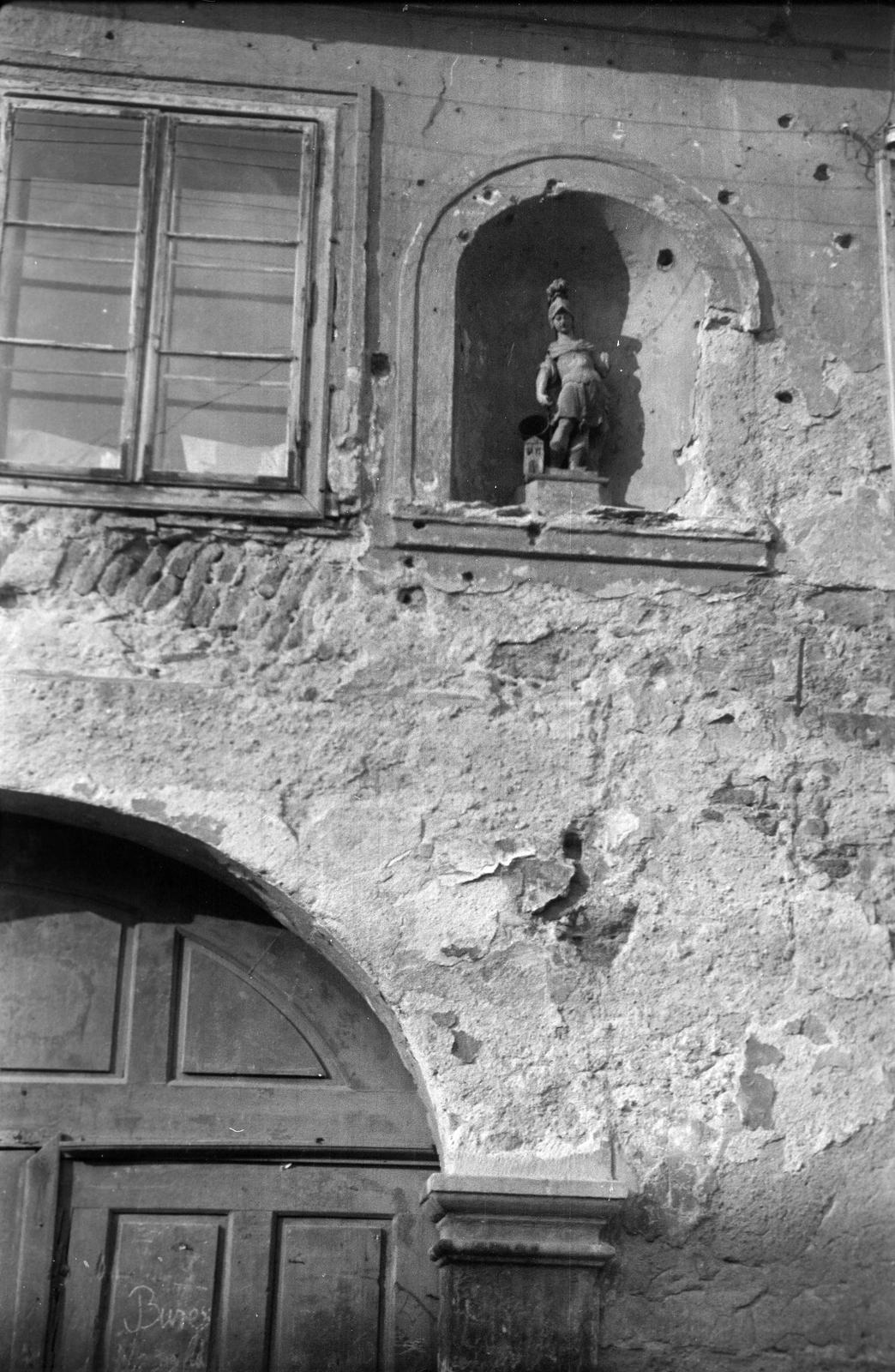 Magyarország, Sopron, Rózsa utca 10., a szoborfülkében Szent Flórián szobra., 1956, Gazda Anikó, szoborfülke, golyónyom, Fortepan #308307