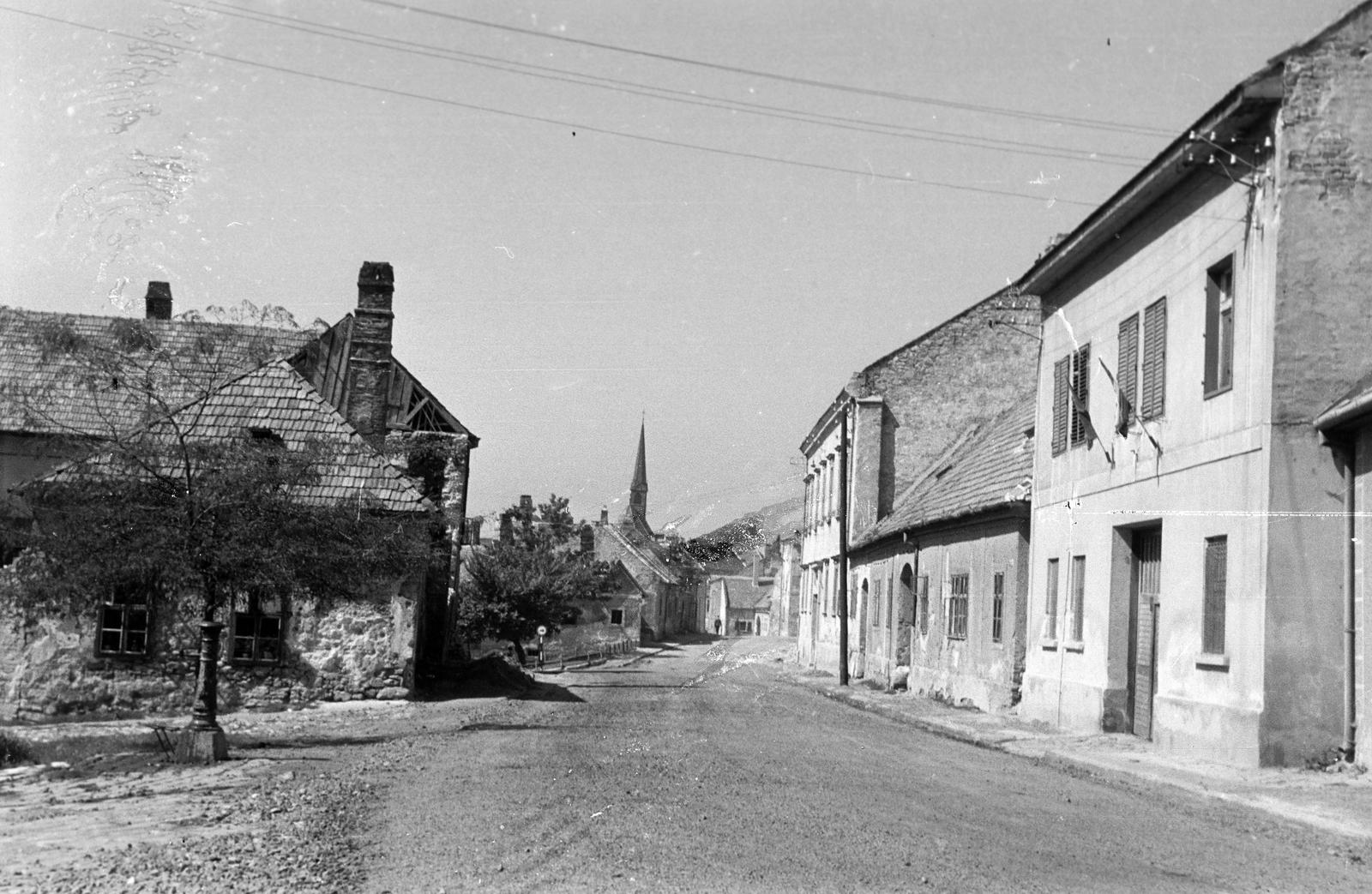 Magyarország, Sopron, Fövényverem a Szent Mihály utcánál, középen a Sas tér. A háztetők felett a Szent János-templom tornya látható., 1956, Gazda Anikó, utcakép, Fortepan #308311