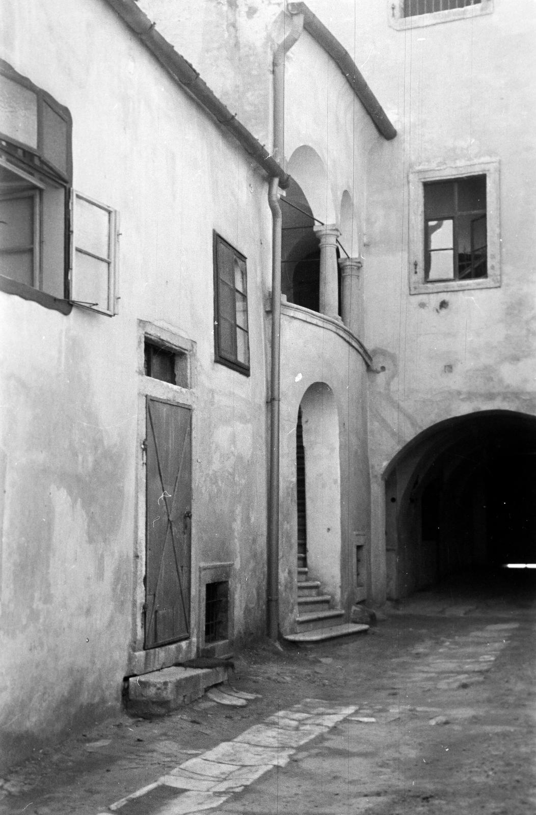 Hungary, 1956, Gazda Anikó, inner courtyard, Fortepan #308315