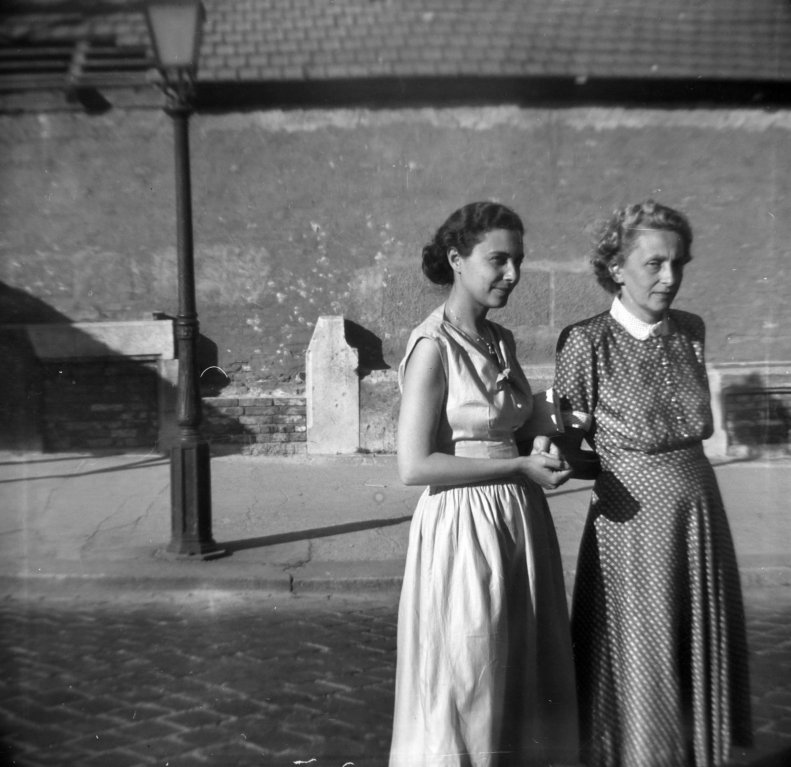 Hungary, Beney Zsuzsa tüdőgyógyász, költő, író az édesanyjával., 1956, Gazda Anikó, summer dresses, women, Fortepan #308317
