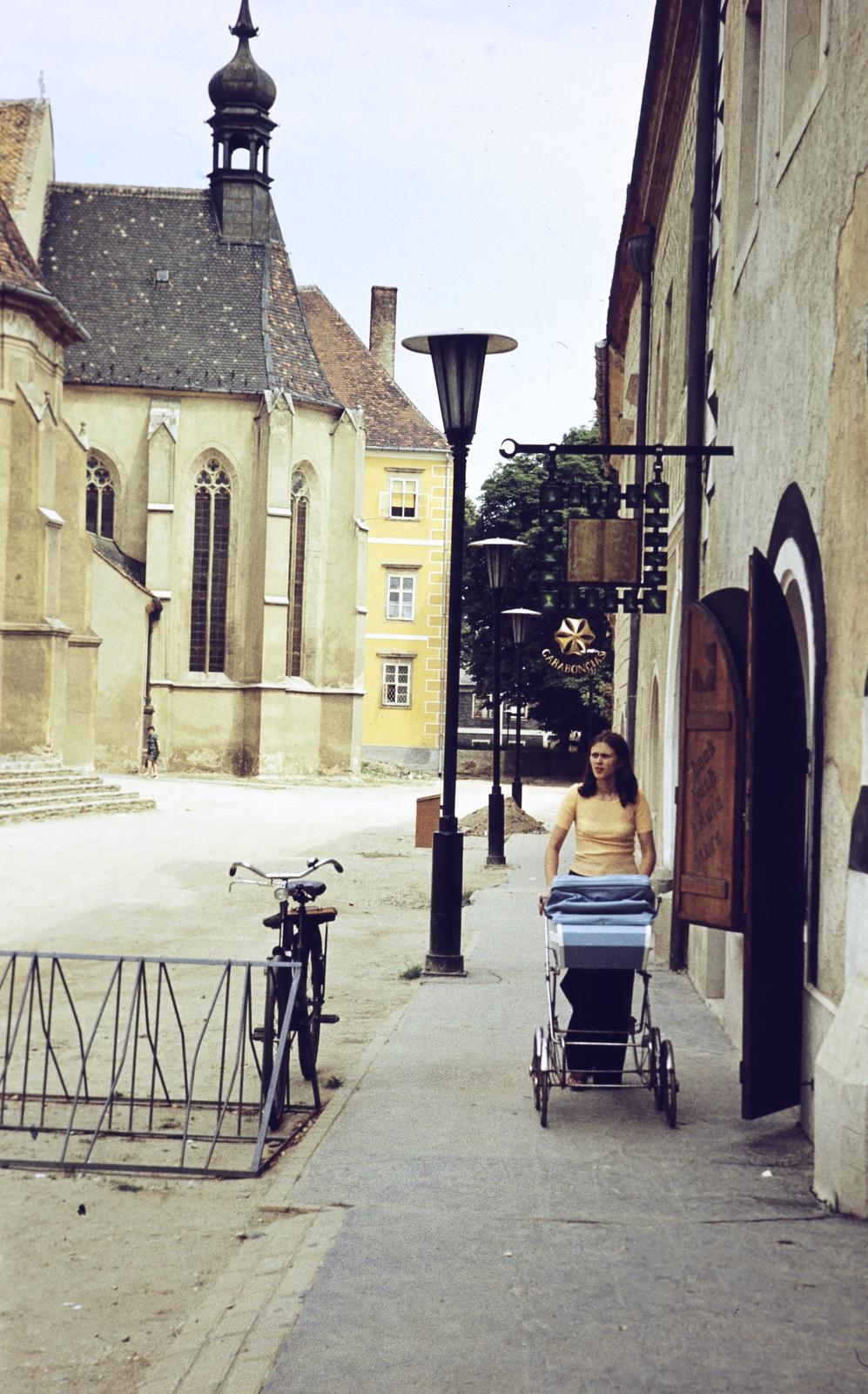 Magyarország, Kőszeg, Jurisics tér, balra a Szent Imre-templom, jobbra a Szvetics-ház., 1975, Gazda Anikó, színes, babakocsi, kerékpártároló, Fortepan #308320