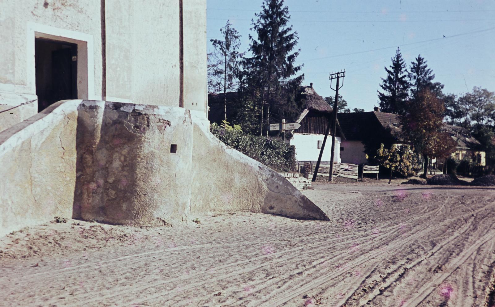 Hungary, Buzsák, Fő tér, a felvétel a Nagyboldogasszony-templom előtt készült., 1963, Gazda Anikó, Fortepan #308328