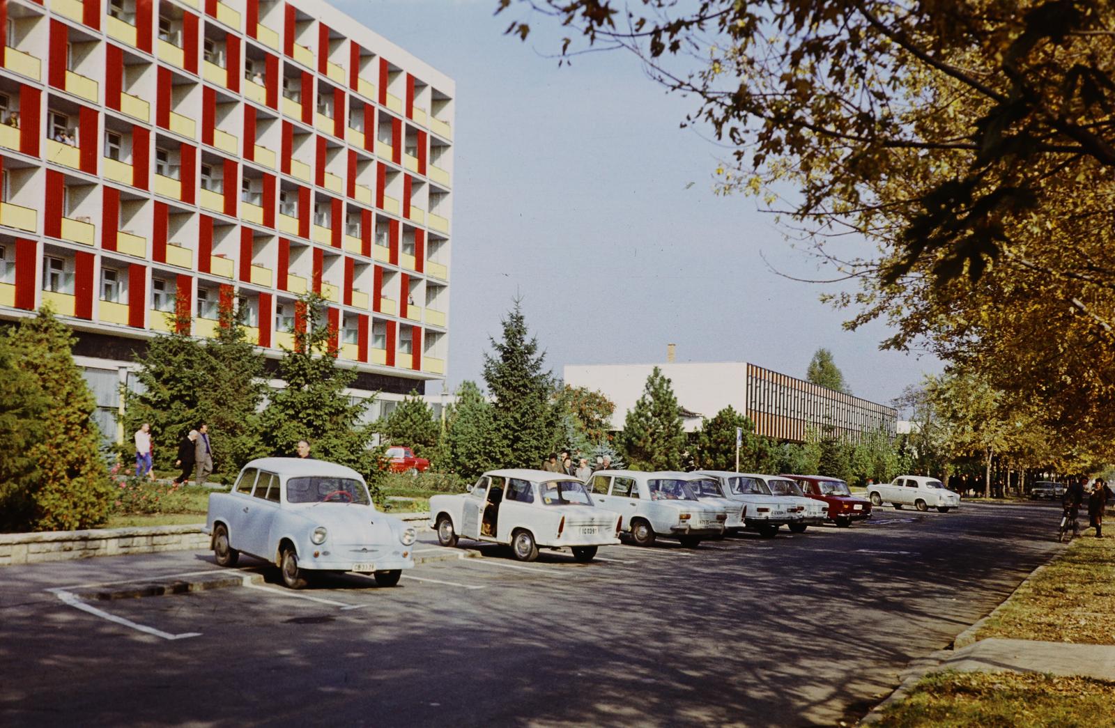 Magyarország, Hajdúszoboszló, Mátyás király sétány 10. (Lenin utca), SZOT Béke Gyógyüdülő., 1976, Gazda Anikó, színes, parkoló, Trabant-márka, Fortepan #308331