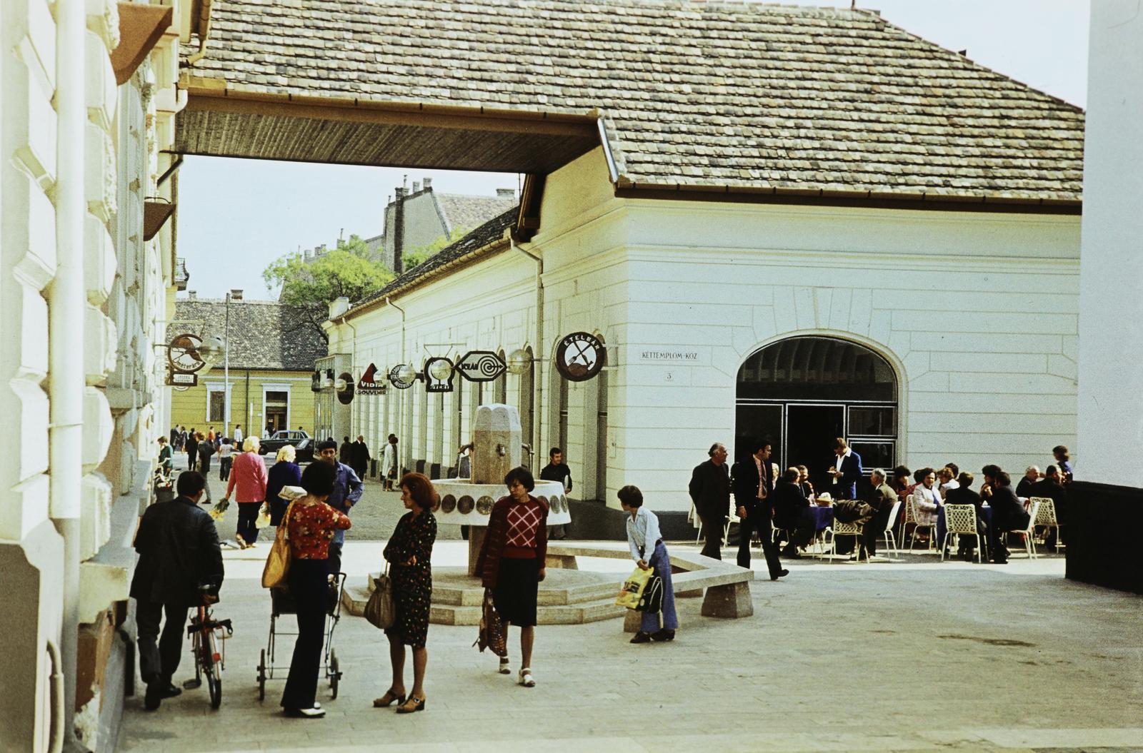 Magyarország, Kecskemét, Kéttemplom köz, Művészetek kútja (Kiss Kovács Gyula, 1976.)., 1977, Gazda Anikó, Fortepan #308338