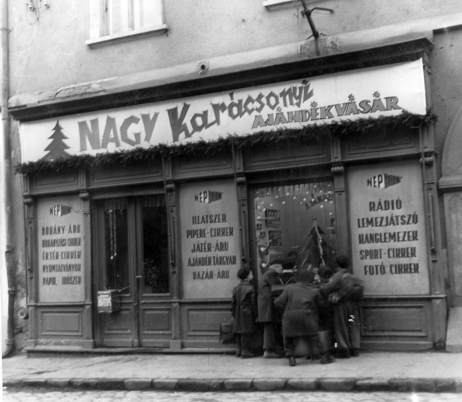 Hungary, Szentendre, Fő (Marx) tér 17. Kálics ház., 1954, Storymap.hu, Christmas, sign-board, people's store, hardware store, Fortepan #30834