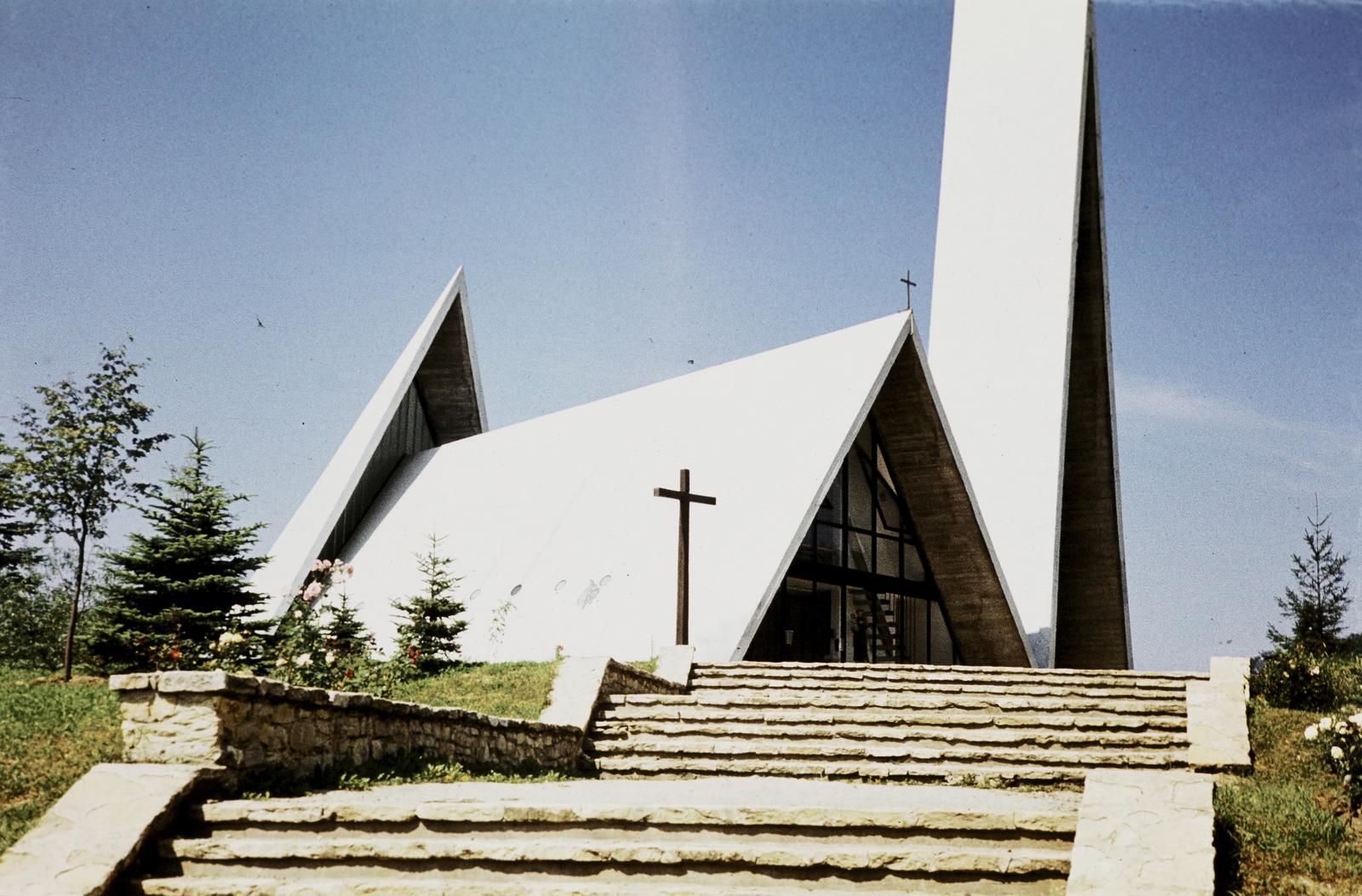 Magyarország, Hollóháza, Szent László-templom., 1977, Gazda Anikó, modern építészet, harangláb, templom, katolikus, Fortepan #308341