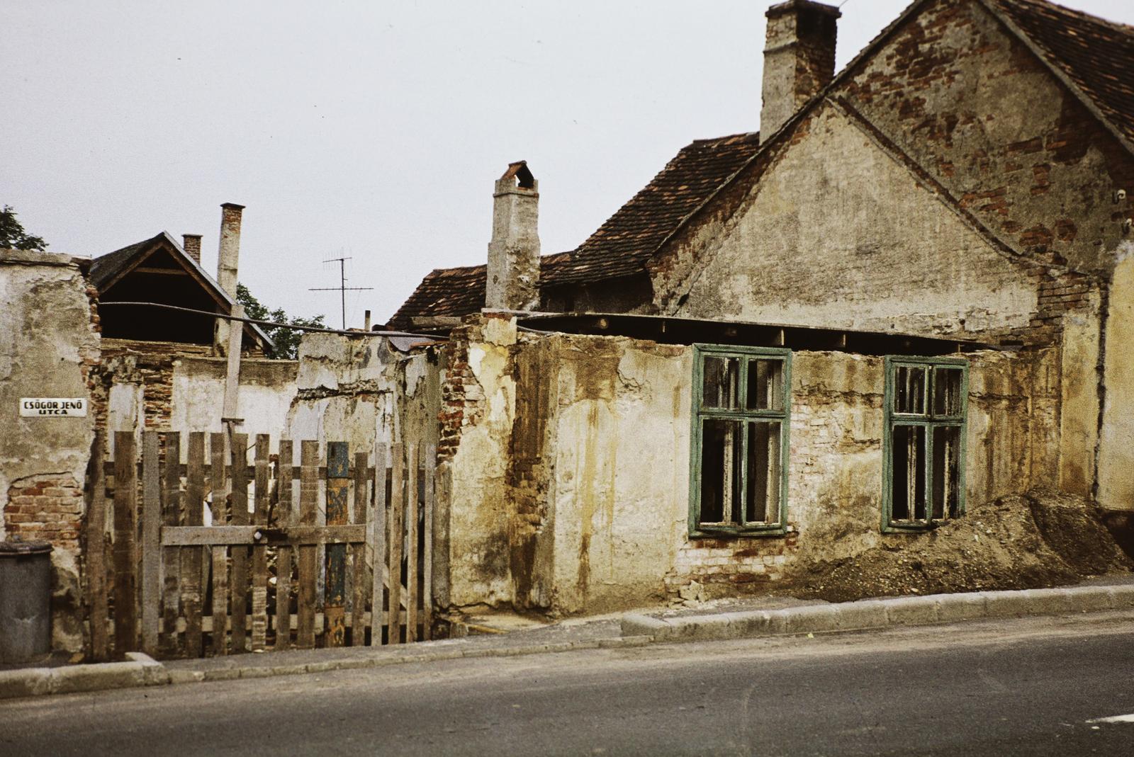 Magyarország, Kőszeg, Sziget (Csőgör Jenő) utca, szemben 2-es számú ház., 1970, Gazda Anikó, utcanévtábla, kémény, színes, Fortepan #308347