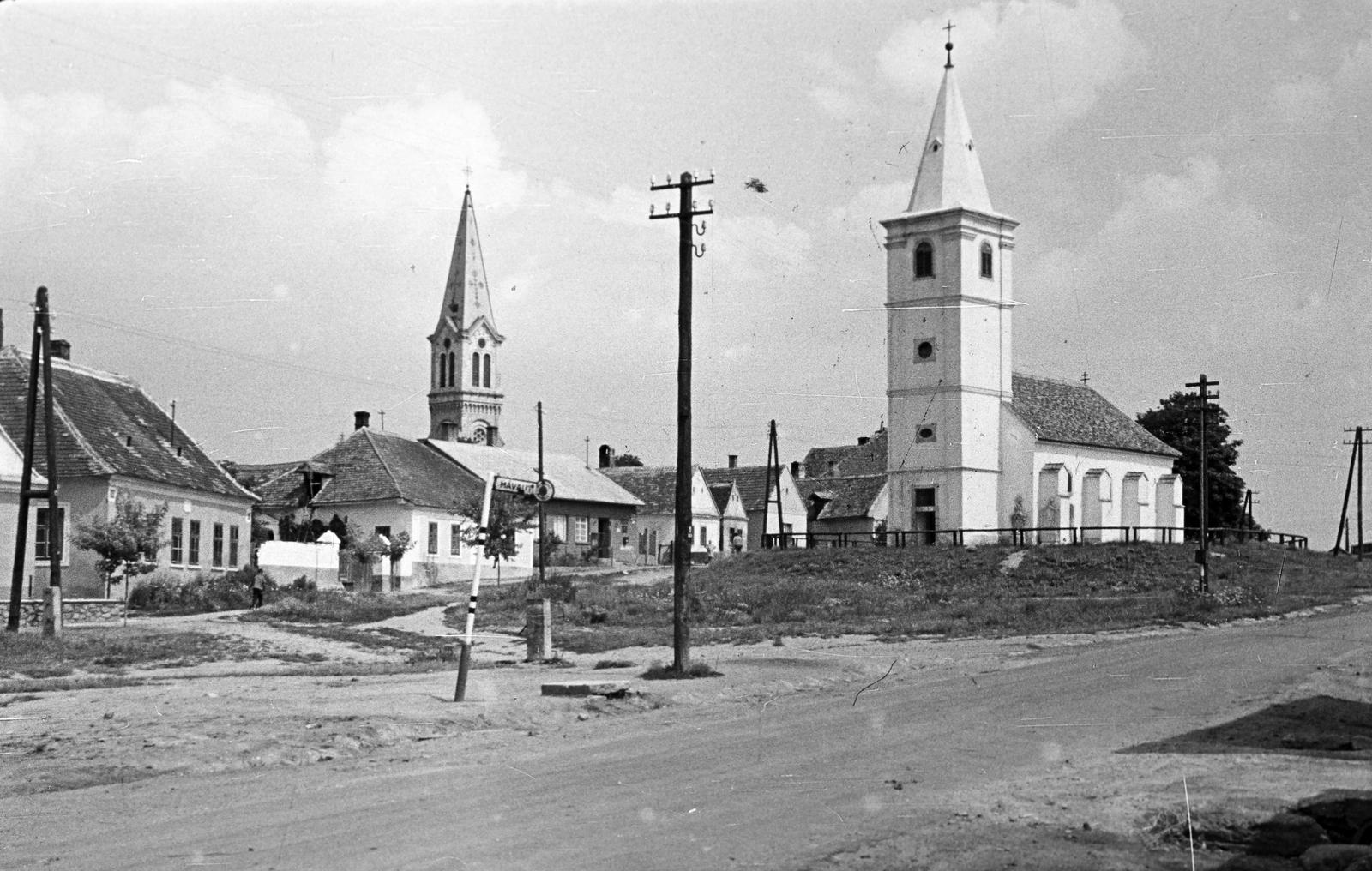 Magyarország, Harka, (Magyarfalva) balra az evangélikus templom, jobbra a Szent Péter és Szent Pál-templom., 1968, Gazda Anikó, Fortepan #308355