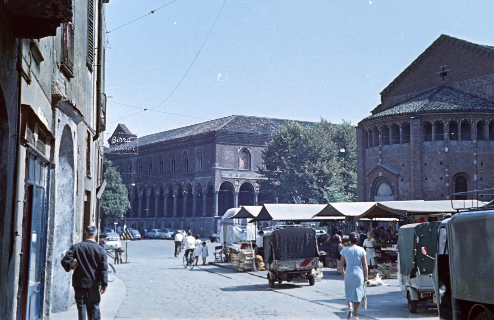 Olaszország, Milánó, Via Osti, szemben balra a Largo Francesco Richini. A kép jobb szélén a Basilica di San Nazaro in Brolo., 1960, Gazda Anikó, színes, piac, vásár, Fortepan #308384