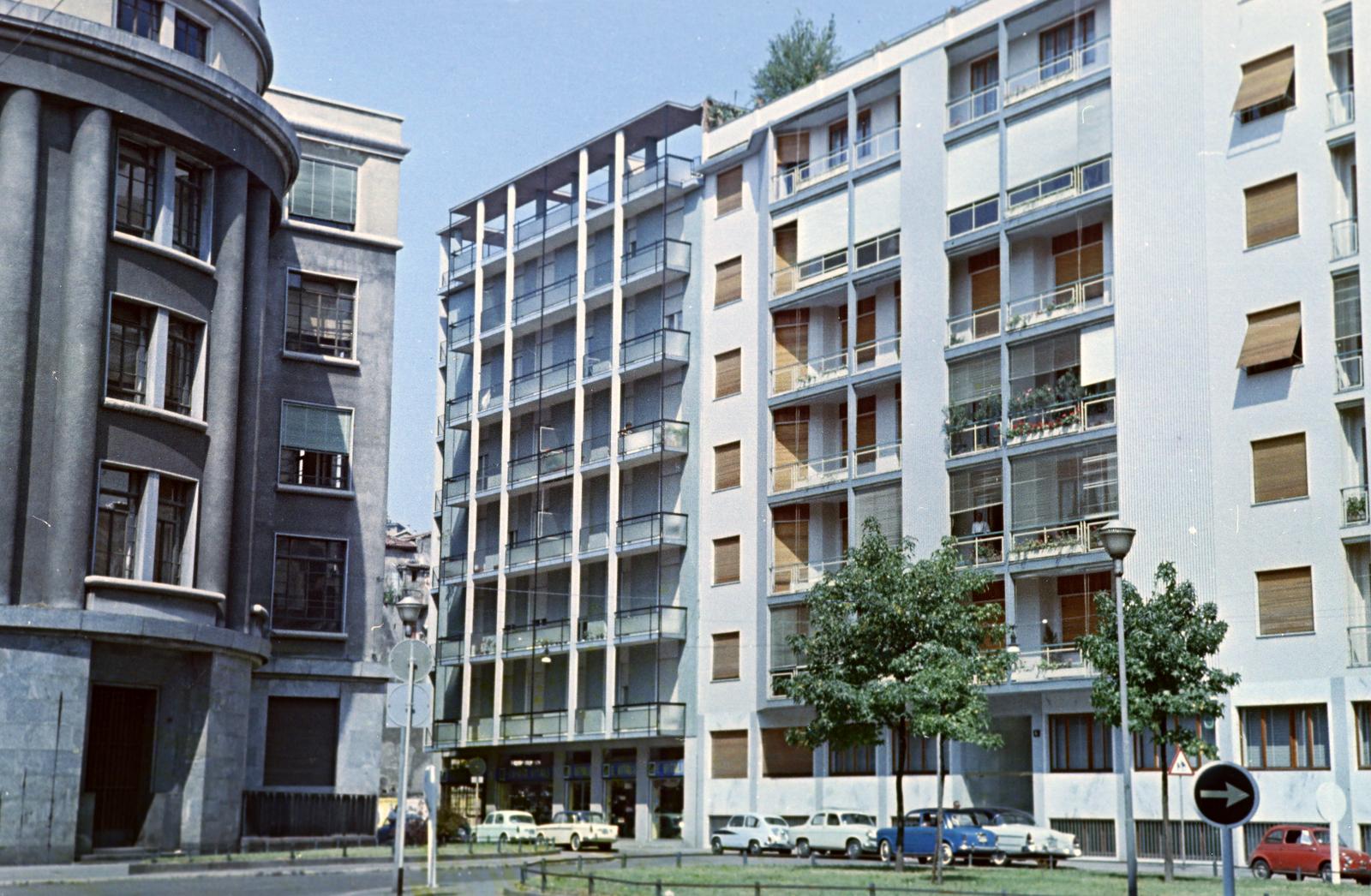 Italy, Milan, Piazza Salvatore Quasimodo., 1960, Gazda Anikó, colorful, modern architecture, shutter, house, Fortepan #308386