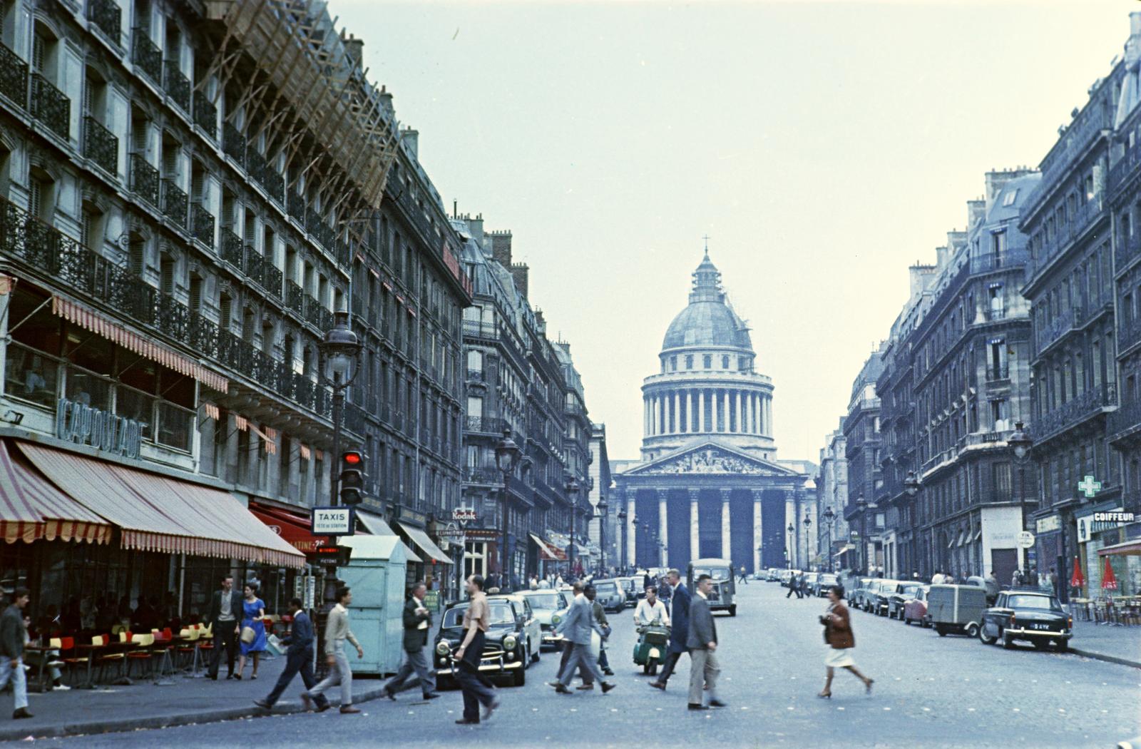 Franciaország, Párizs, Rue Soufflot, háttérben a Pantheon., 1960, Gazda Anikó, színes, jelzőlámpa, főutca, Fortepan #308392