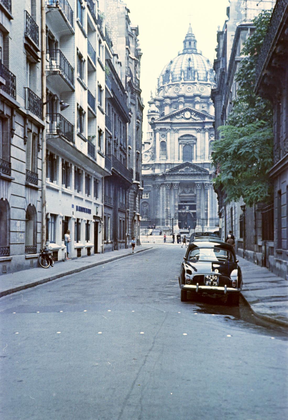 France, Paris, Rue du Val de Grâce, szemben középen az Église Notre-Dame du Val-de-Grâce., 1960, Gazda Anikó, colorful, Fortepan #308393