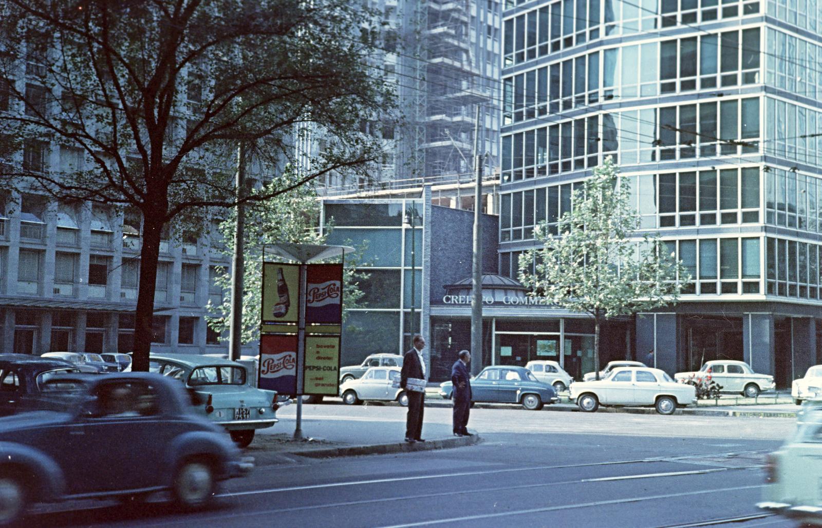 Olaszország, Milánó, Via Pirelli - Via Filzi sarok., 1960, Gazda Anikó, színes, Pepsi-márka, Fortepan #308398