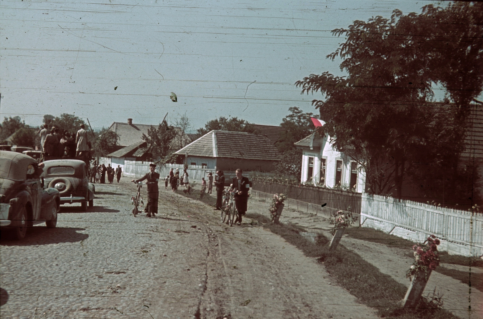 Romania,Transylvania, Észak-Erdély, a felvétel a magyar csapatok bevonulása idején készült., 1940, Fortepan, bicycle, Vienna Accord, territorial gain, colorful, flag, priest, flower decoration, automobile, Fortepan #3084