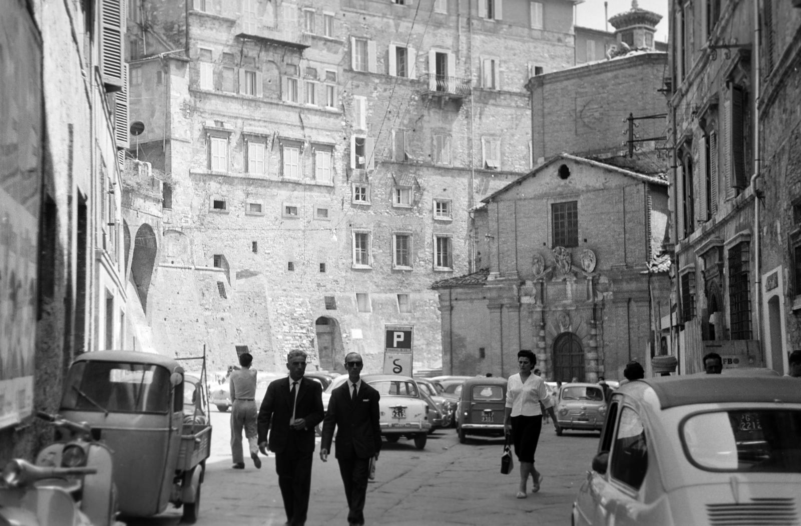 Olaszország, Perugia, Piazza Piccinino, szemben jobbra a Chiesa della Compagnia della Morte., 1960, Gazda Anikó, Fortepan #308404