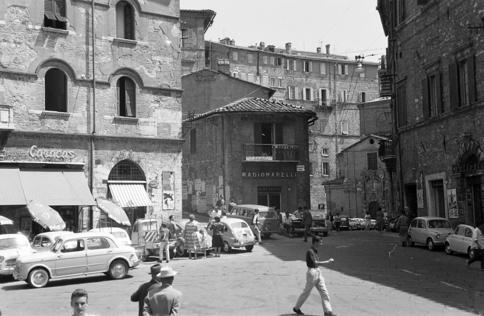 Olaszország, Perugia, Piazza Ignazio Danti, szemben balra a Via del Sole torkolata., 1960, Gazda Anikó, Fortepan #308405