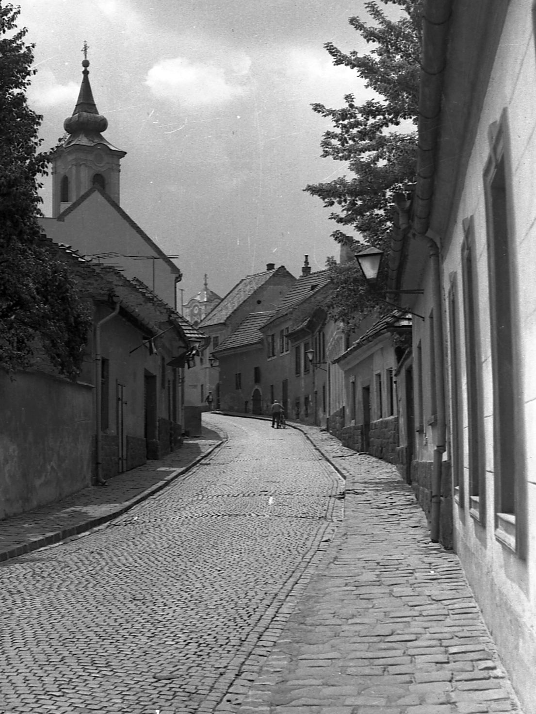 Hungary, Szentendre, Bogdányi út (Vöröshadsereg utca), balra a Blagovesztenszka görögkeleti templom, távolabb a Szent Péter-Pál-templom tornya látszik., 1969, Storymap.hu, church, street view, Fortepan #30841