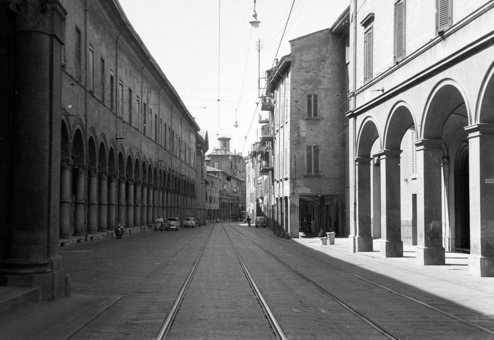Olaszország, Bologna, Via San Stefano., 1960, Gazda Anikó, sínpálya, árkád, Fortepan #308413