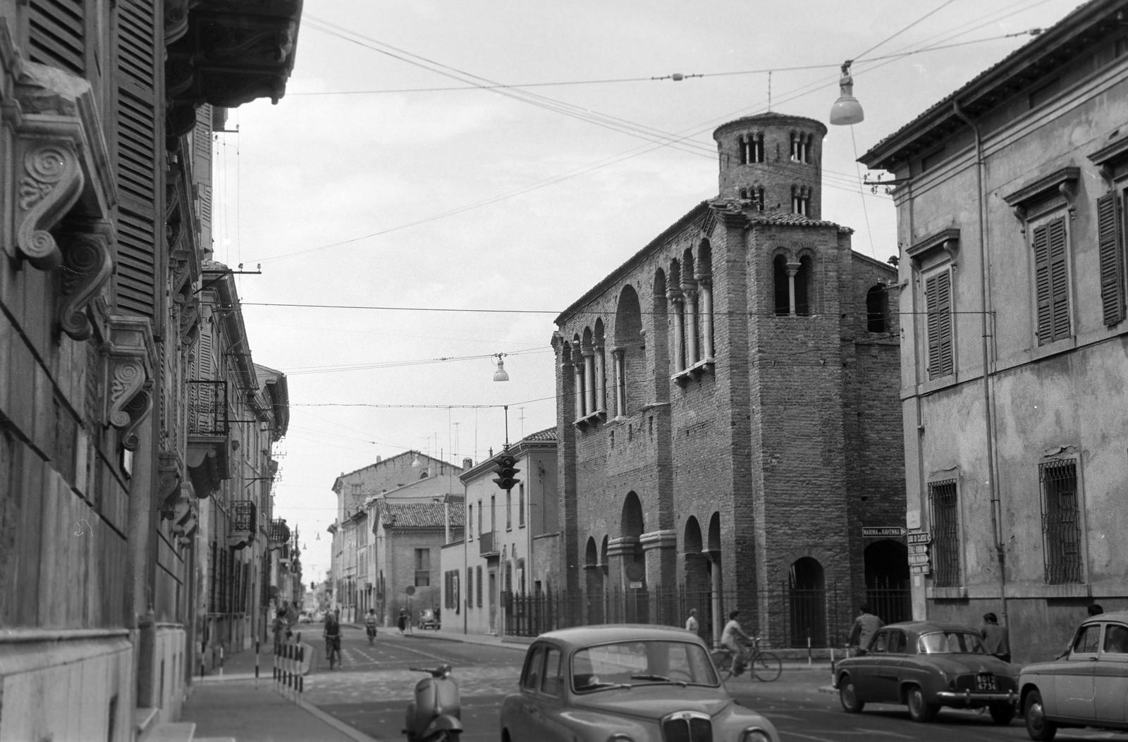 Olaszország, Ravenna, Via di Roma, jobbra a Via Giulio Alberoni sarkán a Palazzo di Teodorico tornyos épülete., 1960, Gazda Anikó, templom, Fortepan #308417