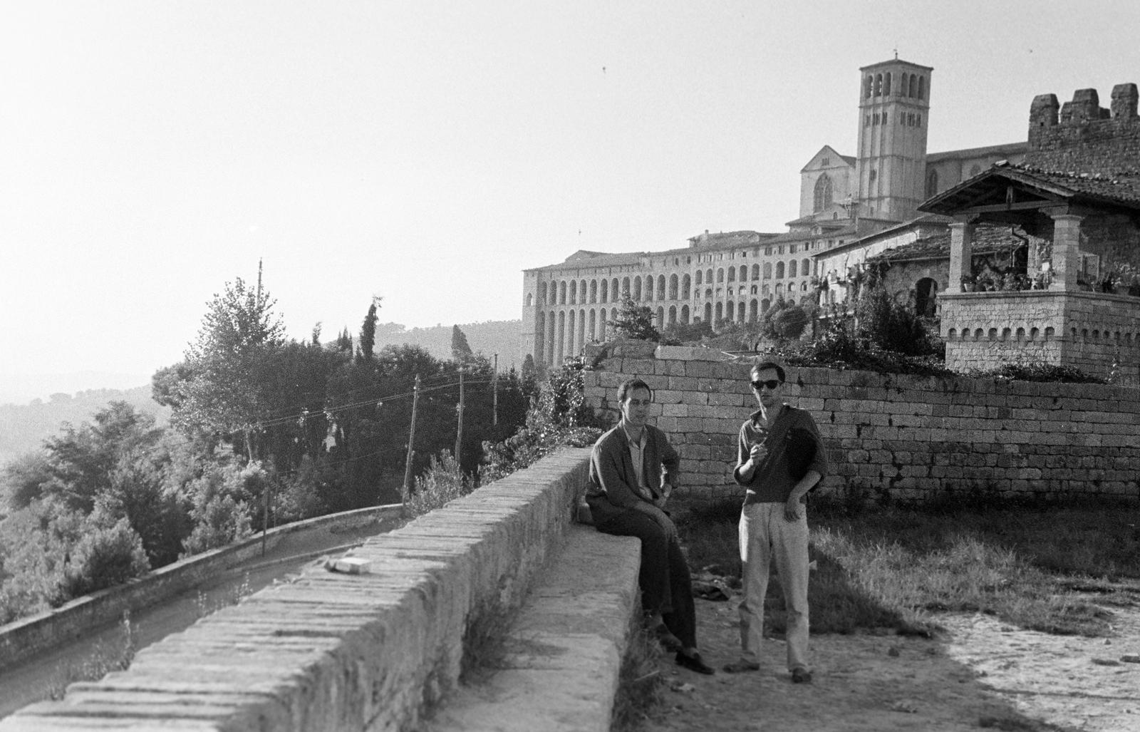 Olaszország, Assisi, háttérben a Basilica di San Francesco., 1960, Gazda Anikó, falon ülni, Fortepan #308419