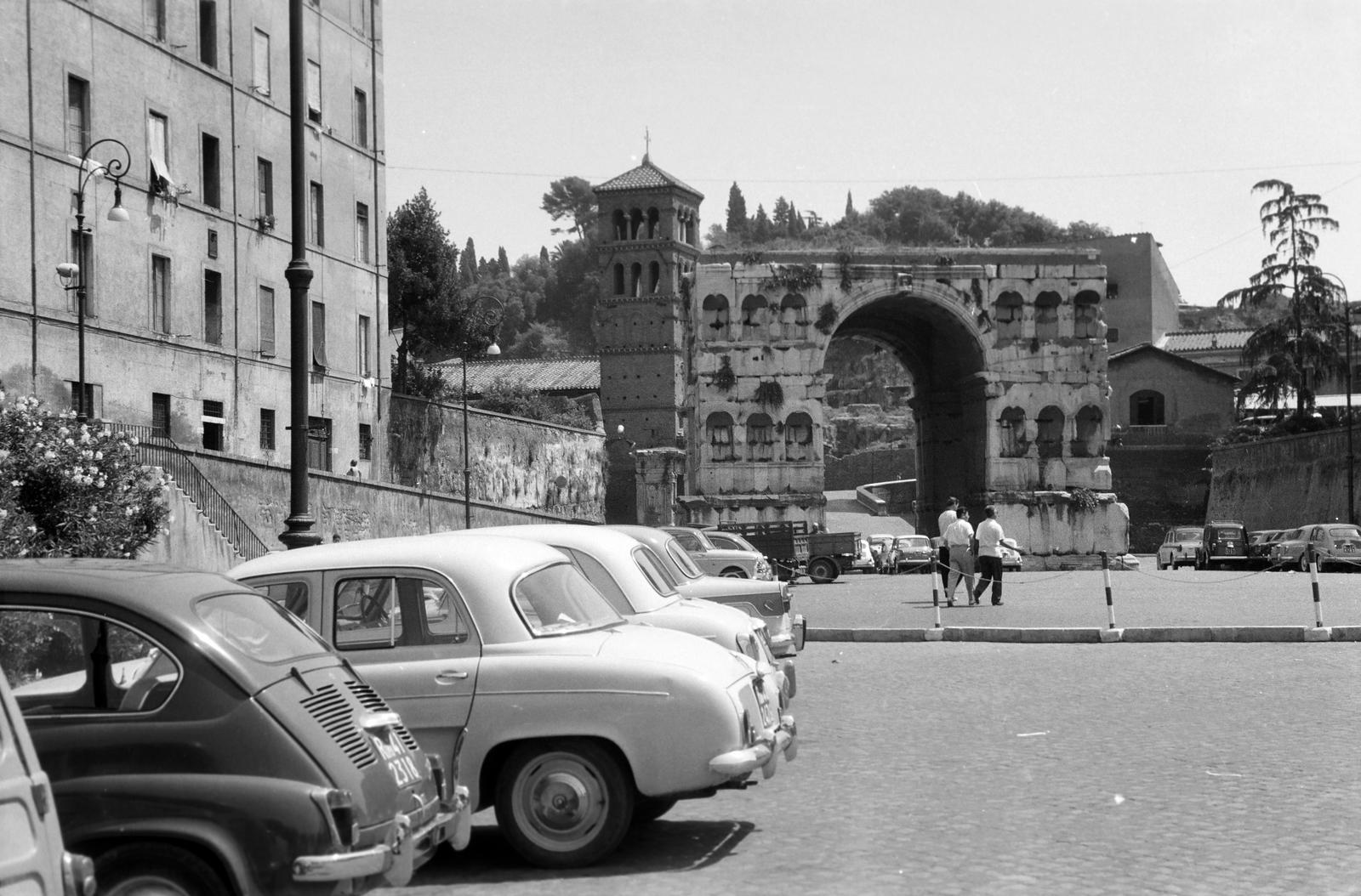 Olaszország, Róma, Piazza Bocca della Verità, szemben középen az Arco di Giano., 1960, Gazda Anikó, torony, műemlék, boltív, Fortepan #308429