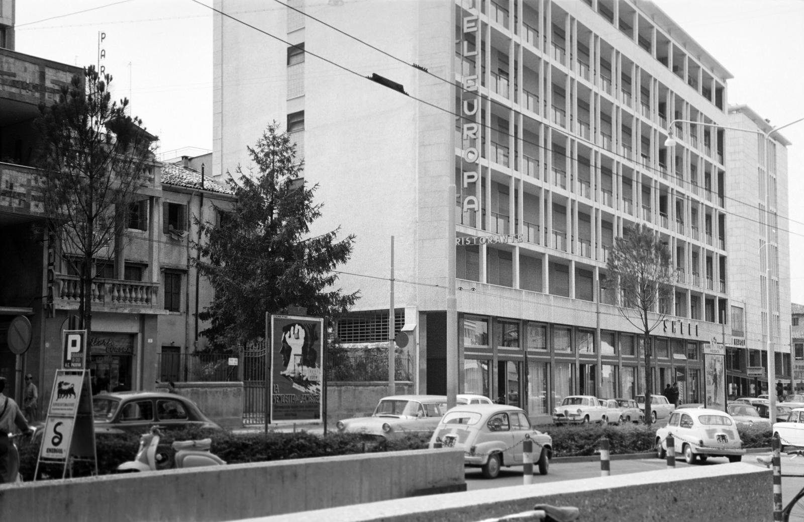 Olaszország, Padova, Largo Europa, a Hotel Europa., 1960, Gazda Anikó, modern építészet, Fortepan #308439