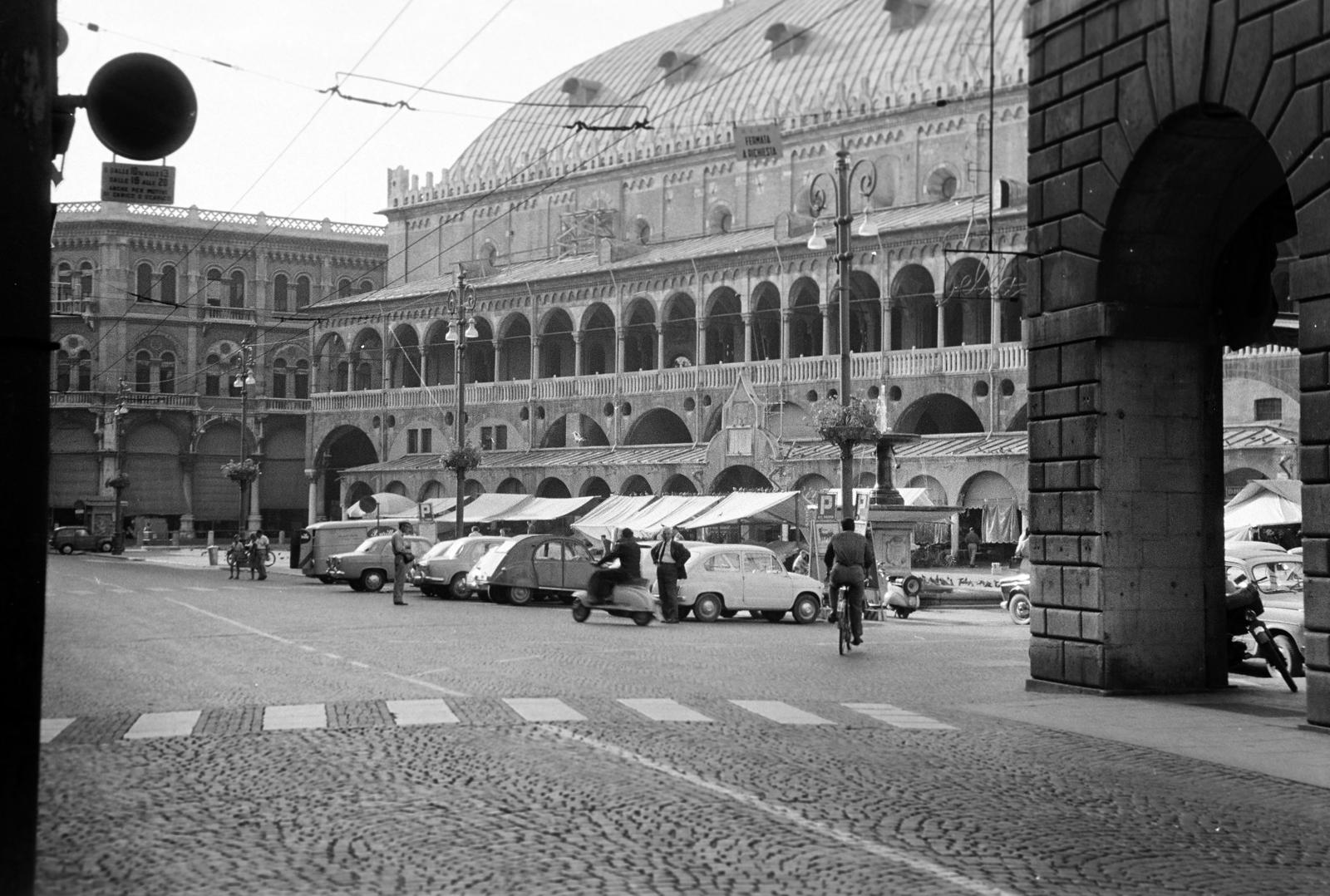 Olaszország, Padova, Piazza delle Erbe, középen a városháza vagy "Basilica Palladiana" (Palazzo della Ragione)., 1960, Gazda Anikó, parkoló, árkád, Fortepan #308448
