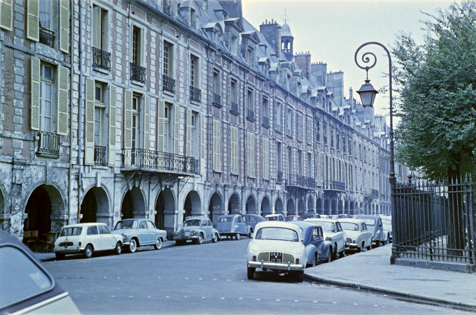 Franciaország, Párizs, Place des Vosges., 1960, Gazda Anikó, lakóház, színes, árkád, zsalugáter, Fortepan #308452