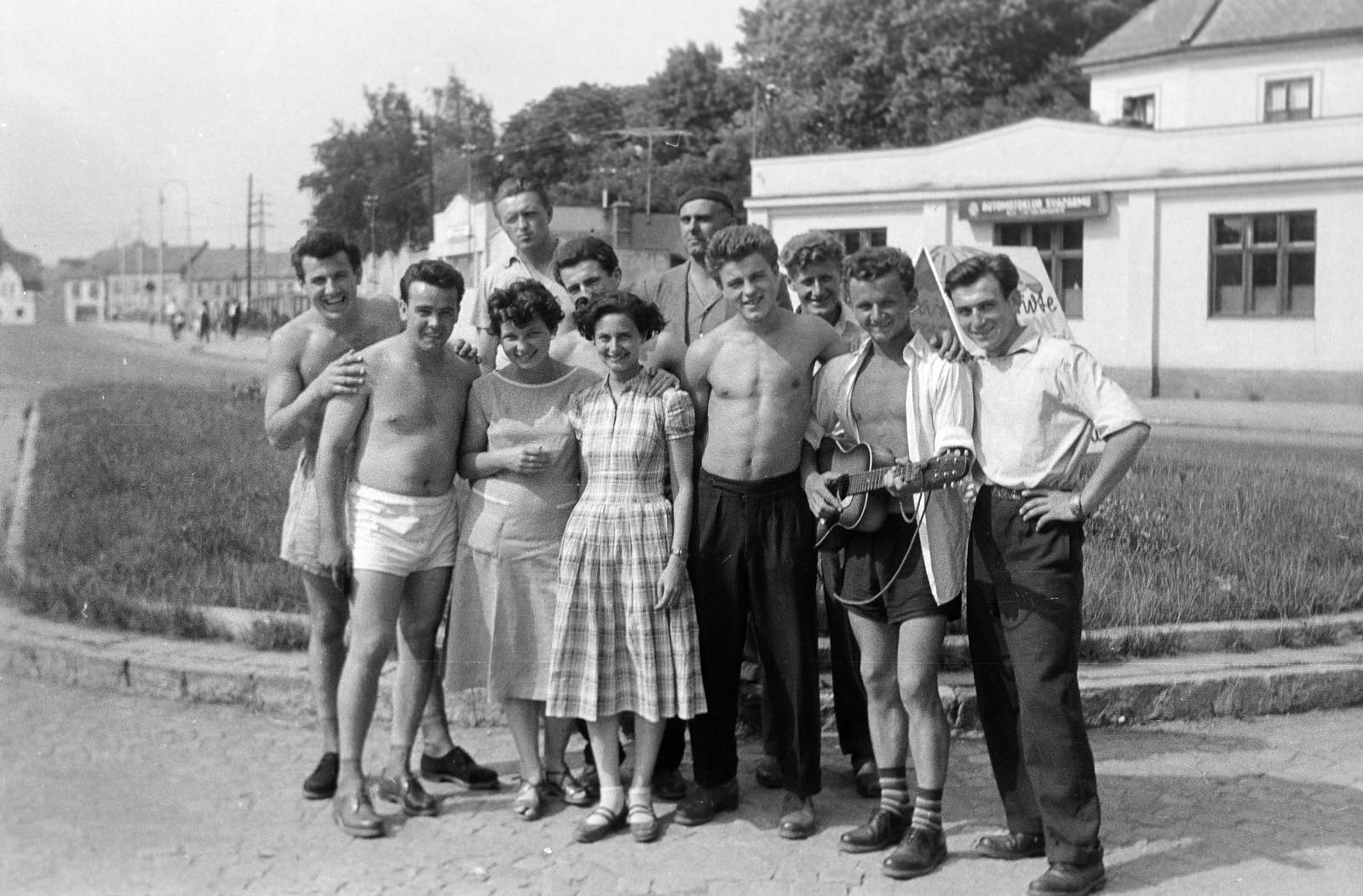 1957, Gazda Anikó, csoportkép, fiatalság, félmeztelen, vidámság, gitár, izmos, Fortepan #308453