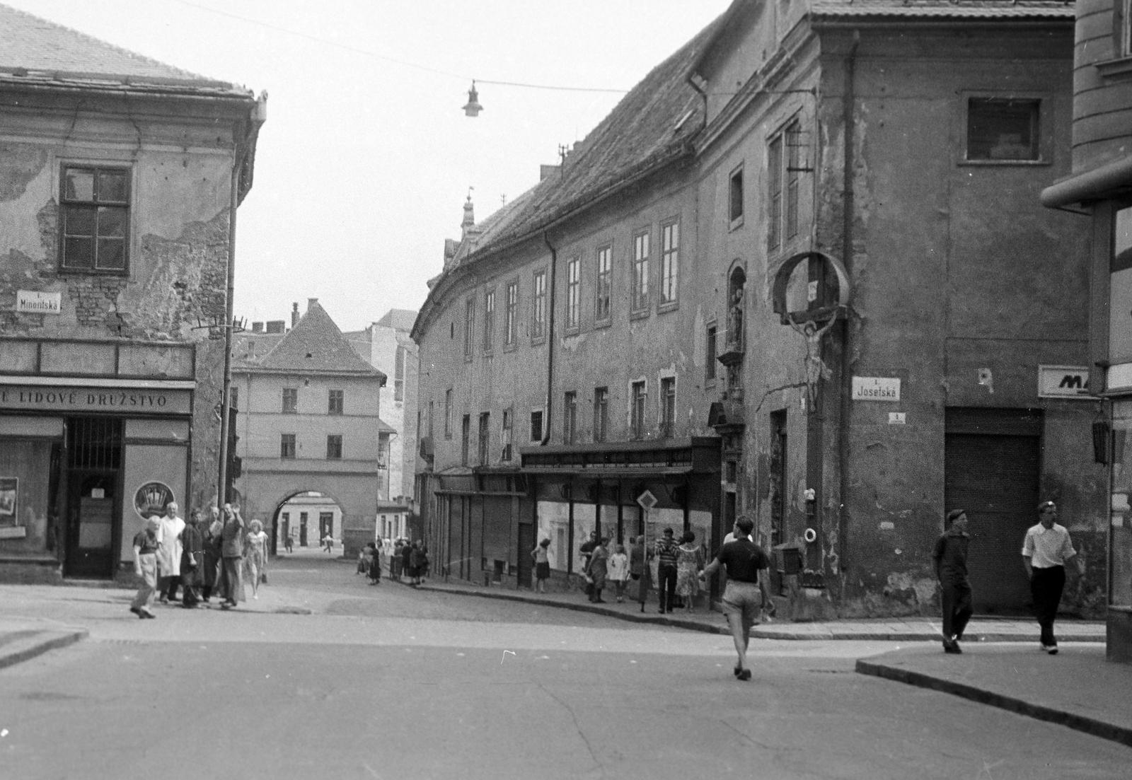 Czech Republik, Brno, Orlí ulice, balra a Minoritska, jobbra a Josefska (Klášter voršilek), szemben a Menin-kapu (Měnínská brána), Brno egyetlen fennmaradt városkapuja., 1957, Gazda Anikó, intersection, street name sign, cross, Czechoslovakia, Fortepan #308454