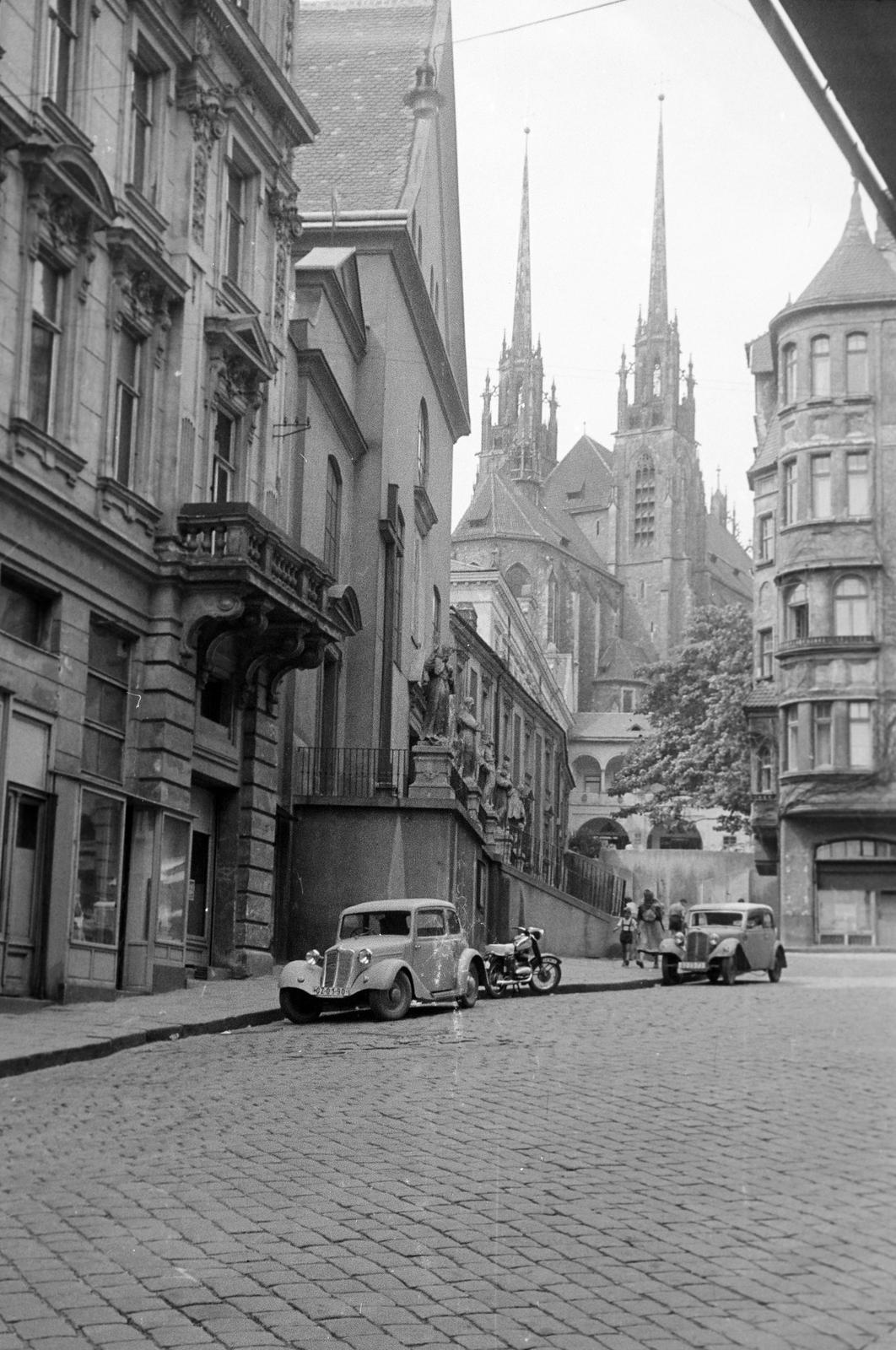Csehország, Brno, Kapucínské náměstí, balra a Kapucinusok Szent Kereszt temploma és kolostora, szemben a Szent Péter és Pál székesegyház., 1957, Gazda Anikó, automobil, kockakő, templomtorony, motorkerékpár, Csehszlovákia, Fortepan #308455