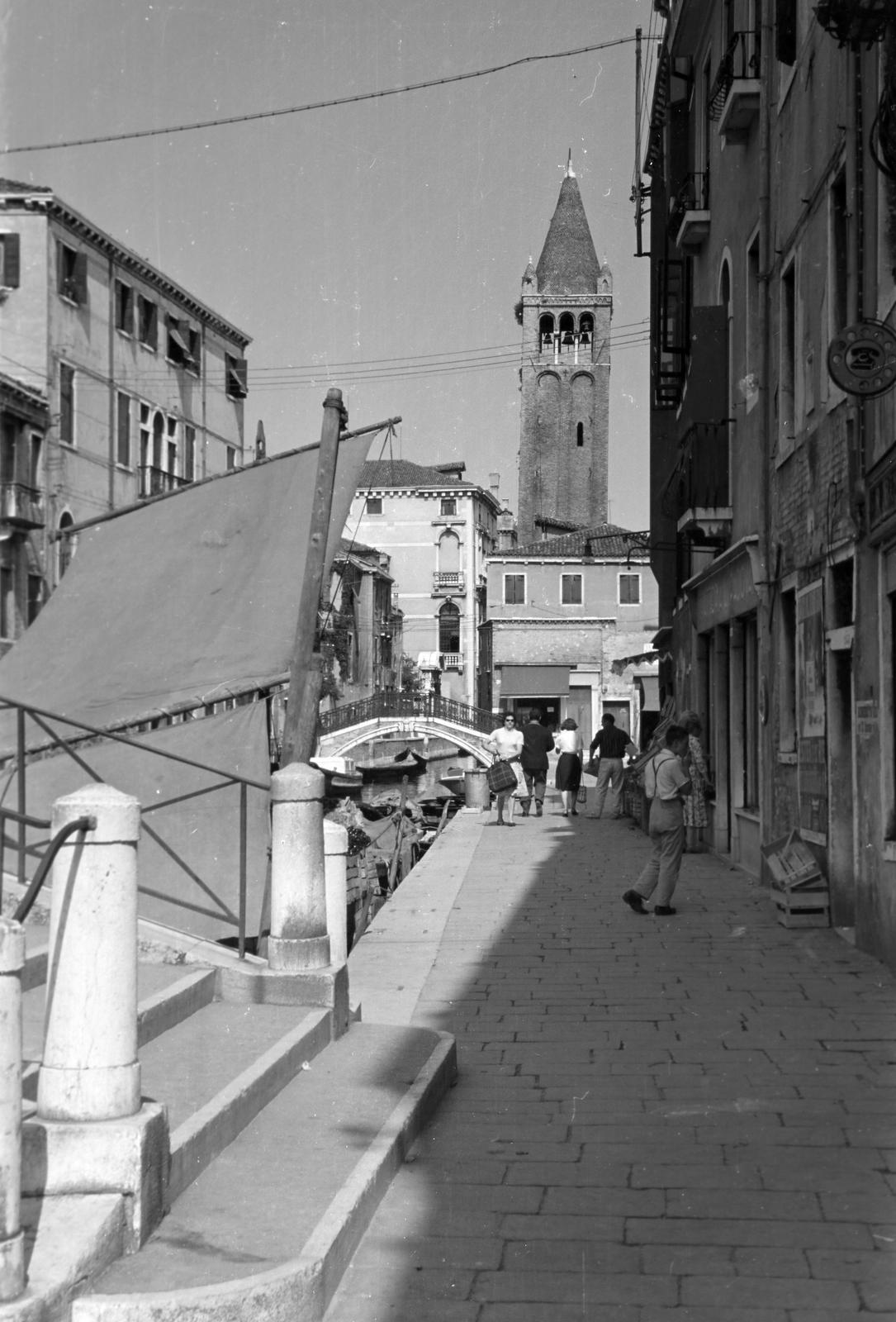 Olaszország, Velence, Fondamenta Gherardini a Canale San Barnaba mellett, távolabb a San Barnaba-templom harangtornya., 1960, Gazda Anikó, Fortepan #308472