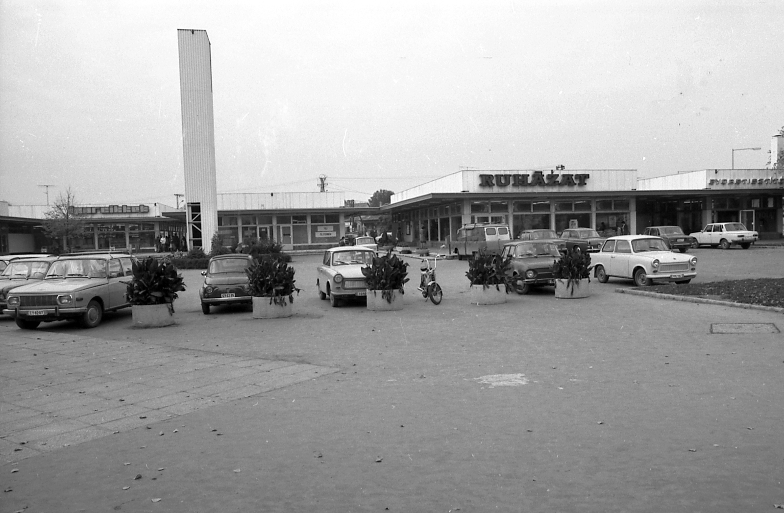 Hungary, Szentendre, bevásárlóközpont a HÉV végállomás mellett., 1978, Storymap.hu, Trabant-brand, Skoda-brand, Fiat-brand, Wartburg-brand, Fortepan #30848