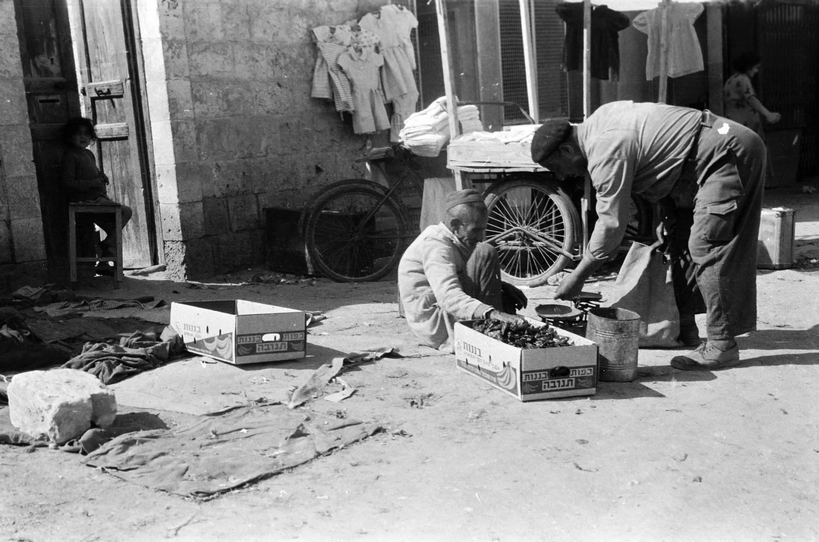 1960, Gazda Anikó, földön ülés, árus, Fortepan #308494