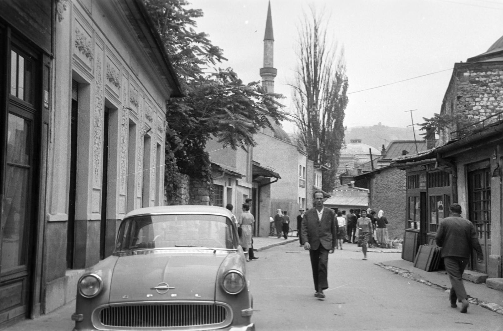 Bosznia-Hercegovina, Szarajevó, Baščaršija, háttérben a Havadze Duraka dzsámi minaretje és a Városháza., 1960, Gazda Anikó, Fortepan #308527