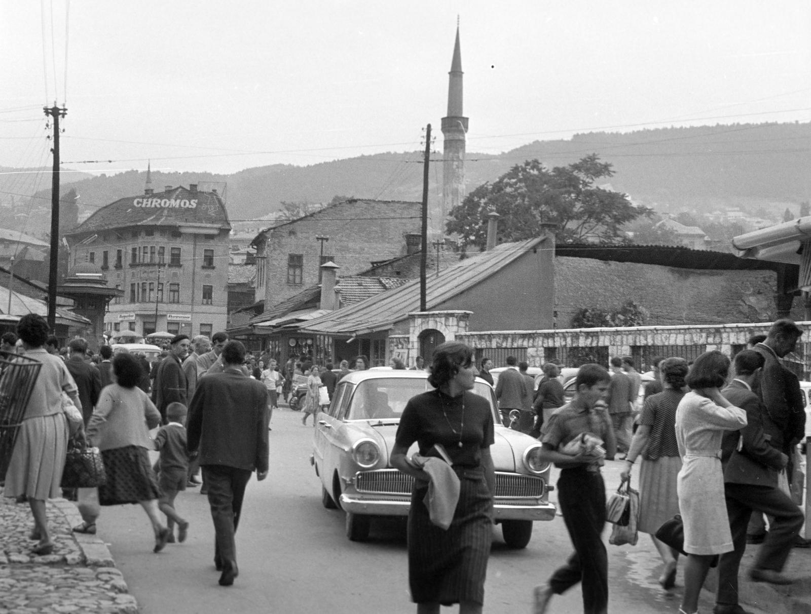 Bosznia-Hercegovina, Szarajevó, Baščaršija, háttérben a Havadze Duraka dzsámi minaretje., 1960, Gazda Anikó, járókelő, sokaság, Fortepan #308528