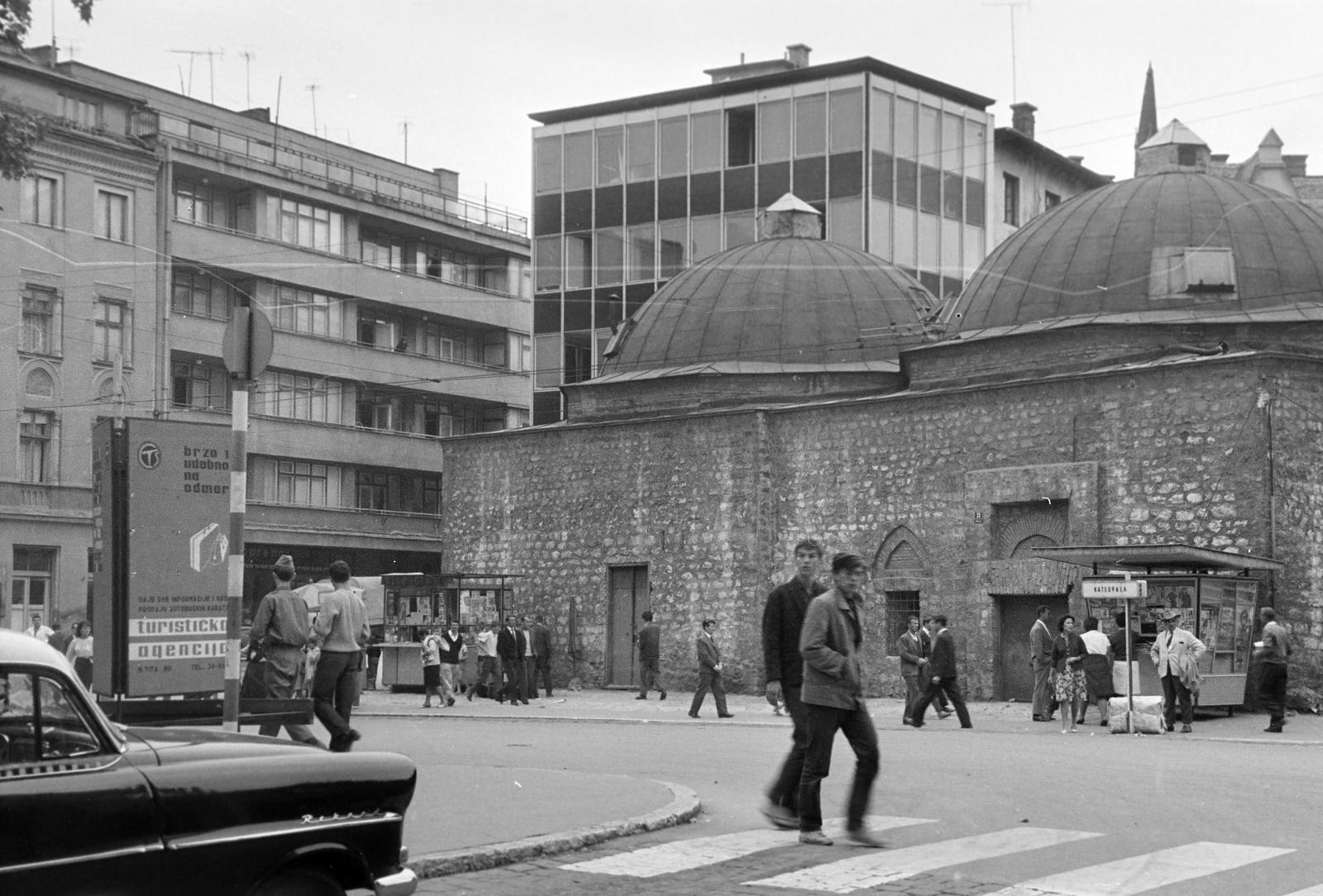 Bosznia-Hercegovina, Szarajevó, ulica Mula Mustafe Bašeskije, Gazi Husrev bég egykori közfürdője., 1960, Gazda Anikó, pavilon, mecset, Fortepan #308533