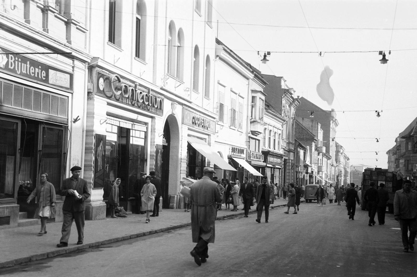 Románia,Erdély, Brassó, Strada Republicii, a Strada Michael Weiss felől a Strada Sfântul Ioan felé., 1962, Gazda Anikó, járókelő, utcakép, napellenző, Fortepan #308540