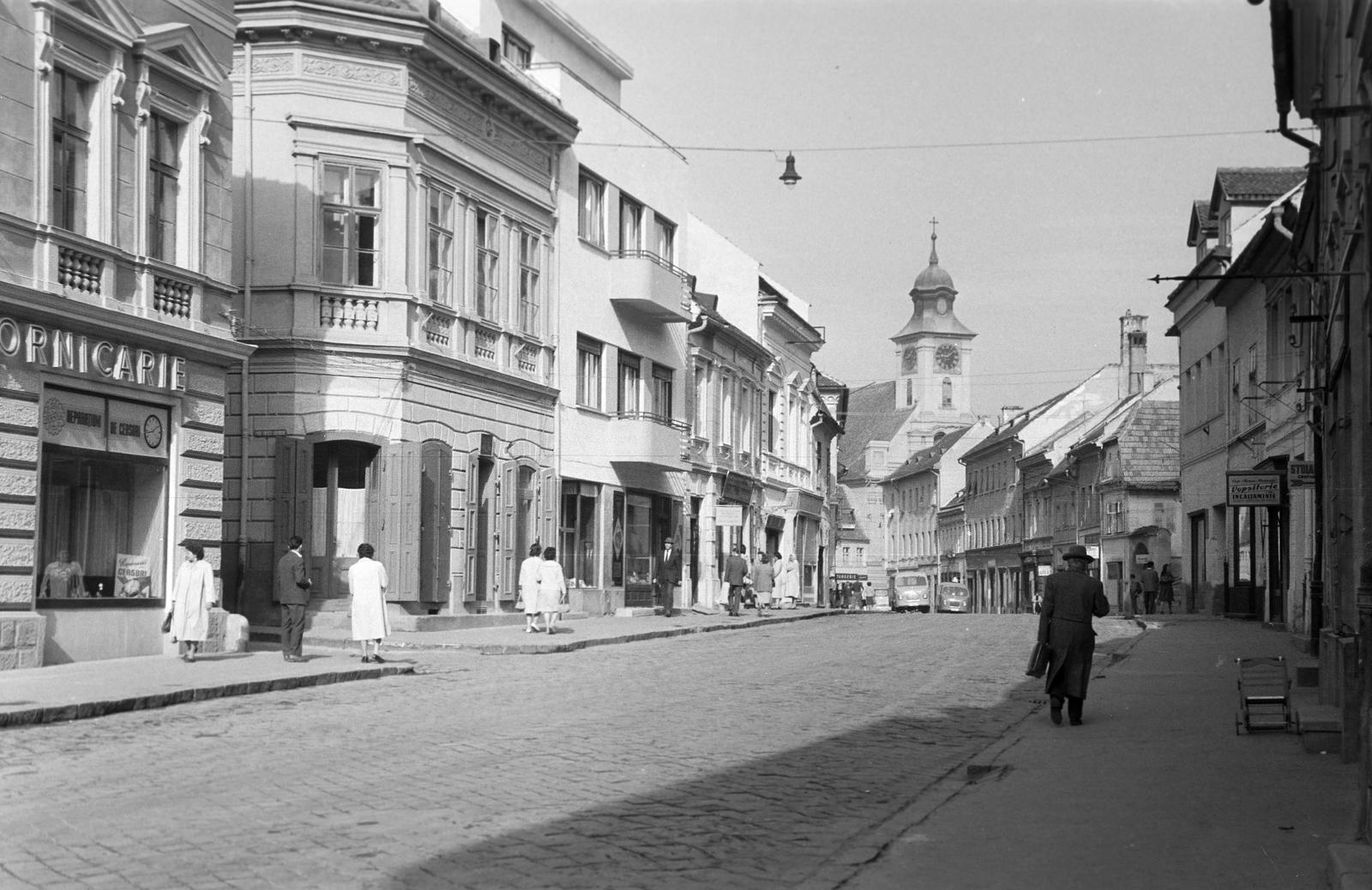 Románia,Erdély, Brassó, Strada Michael Weiss, balra a Piaţa George Enescu. A távolvban a Kolostor utca (Strada Mureșenilor) és a Szent Péter és Szent Pál-templom (Biserica Sfinții Apostoli Petru și Paul)., 1962, Gazda Anikó, Fortepan #308542