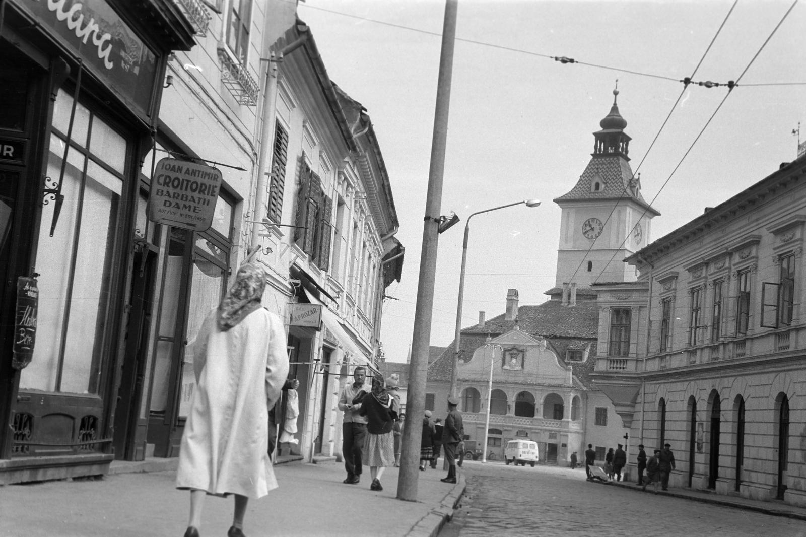 Románia,Erdély, Brassó, Strada Gheorghe Bariţiu, szemben a Tanácsháza (egykor Városháza, ma múzeum)., 1962, Gazda Anikó, román felirat, Fortepan #308548