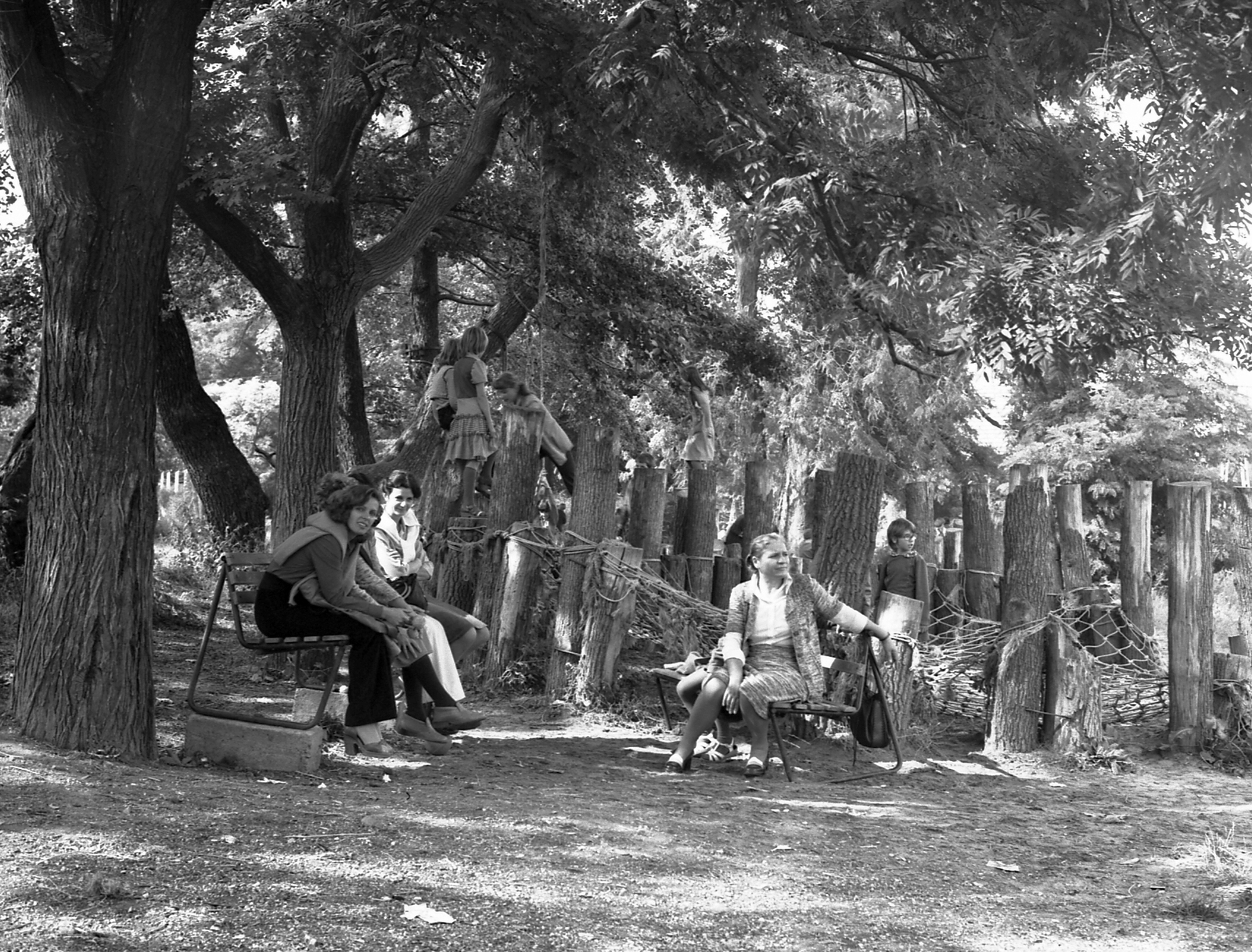 Hungary, Szentendre, Bükkös part, az 1979-es nemzetközi gyermekév tiszteletére épült játszótér., 1979, Storymap.hu, log castle, Fortepan #30855