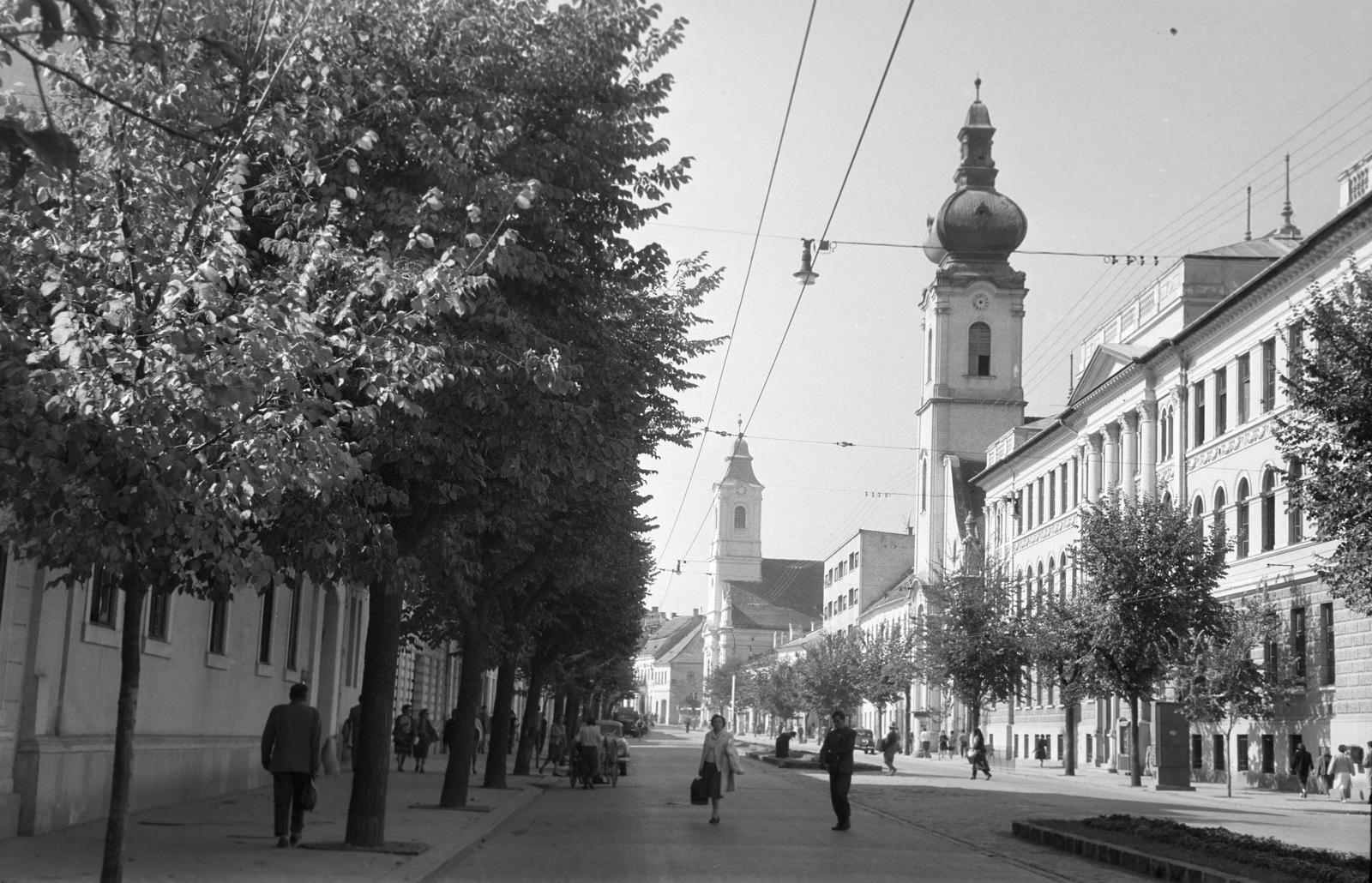 Románia,Erdély, Kolozsvár, Kossuth Lajos utca (Bulevardul 21 Decembrie 1989), jobbra az Unitárius templom és kollégium, távolabb az evangélikus templom., 1962, Gazda Anikó, utcakép, fasor, Fortepan #308557