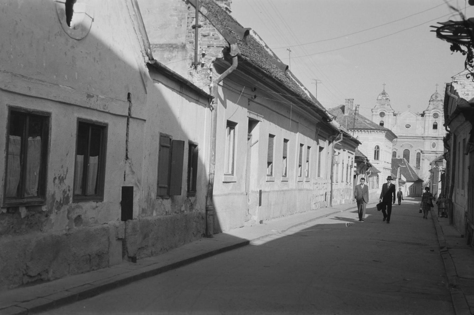Románia,Erdély, Kolozsvár, Búza utca (Strada Inocentiu Micu Klien). Háttérben a Piarista (egykor jezsuita) templom az Egyetem utcában (Strada Universității)., 1962, Gazda Anikó, Fortepan #308559