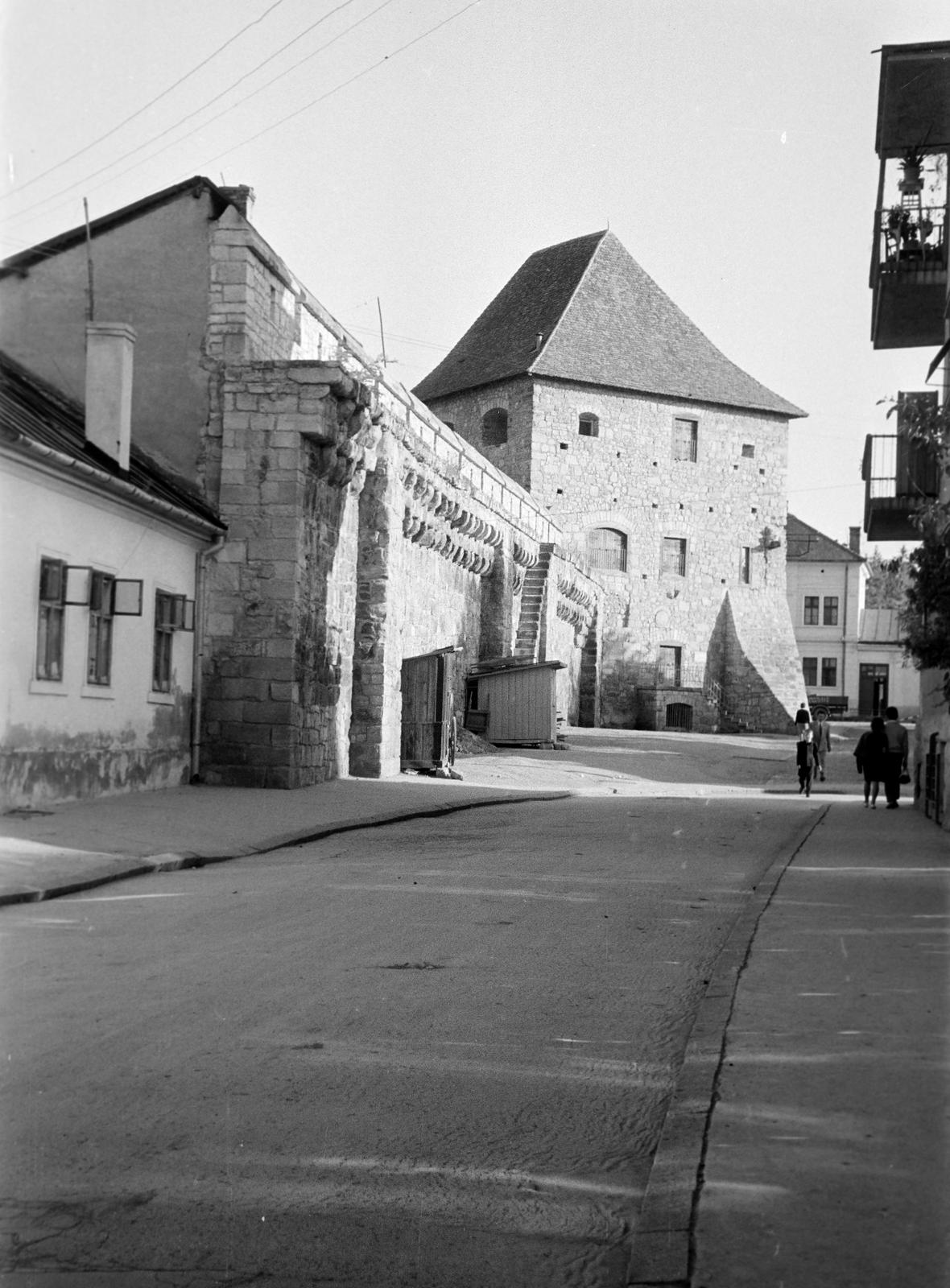 Románia,Erdély, Kolozsvár, Bethlen utca (Strada Baba Novac), a Szabók bástyája (Bethlen-bástya) jobbra a Farkas utca (Strada Mihail Kogălniceanu) torkolata., 1962, Gazda Anikó, Fortepan #308561