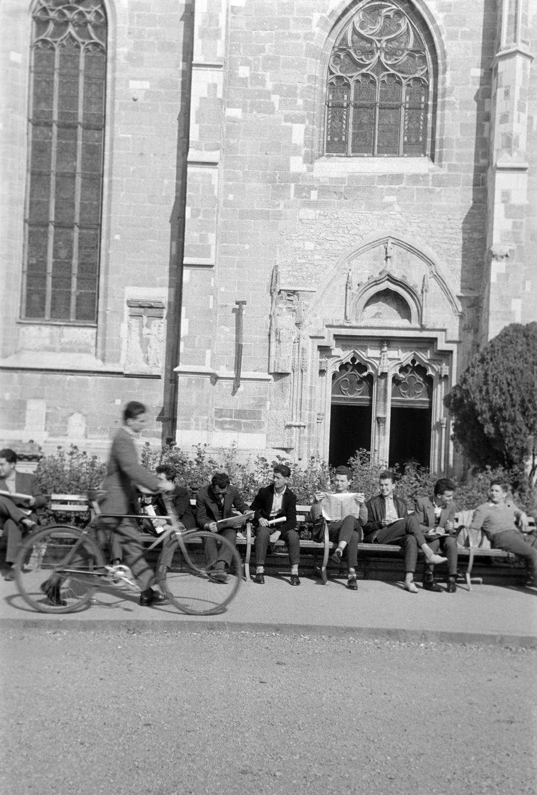 Románia,Erdély, Kolozsvár, Fő tér, háttérben a Szent Mihály-templom., 1962, Gazda Anikó, pihenés, pad, Fortepan #308563