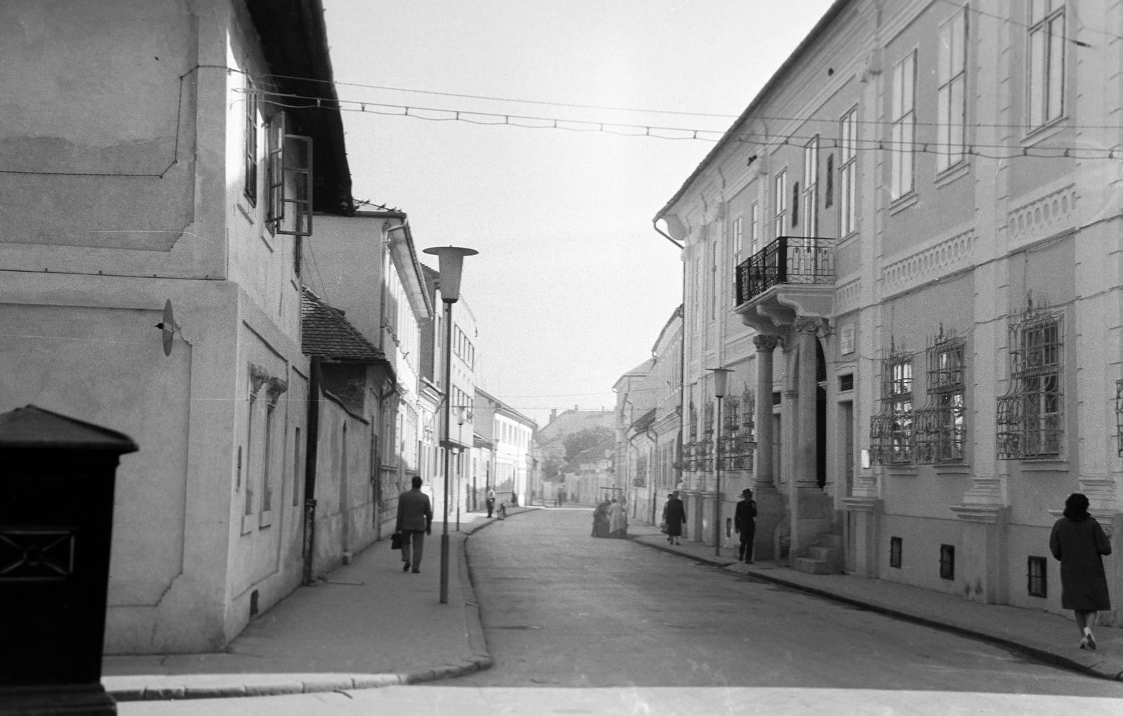 Romania,Transylvania, Cluj-Napoca, Király utca (Strada Ion I. C. Brătianu) a Minorita utca (Strada Hermann Oberth) felől, jobbra a Toldalagi-Korda-palota., 1962, Gazda Anikó, balcony, stairs, pillar, window bars, Fortepan #308564