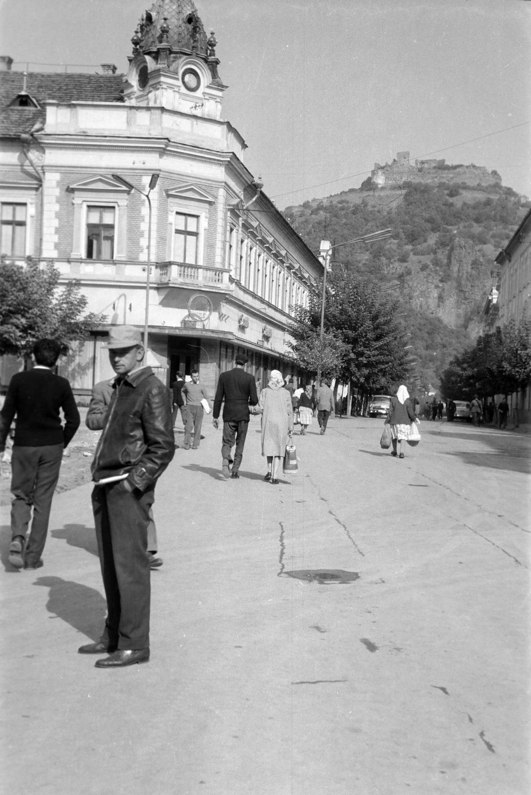 Románia,Erdély, Déva, Fő tér (Piața Unirii), szemben a Bulevardul 1 Decembrie 1918 sarkán álló épület és a Várhegy., 1962, Gazda Anikó, Fortepan #308567